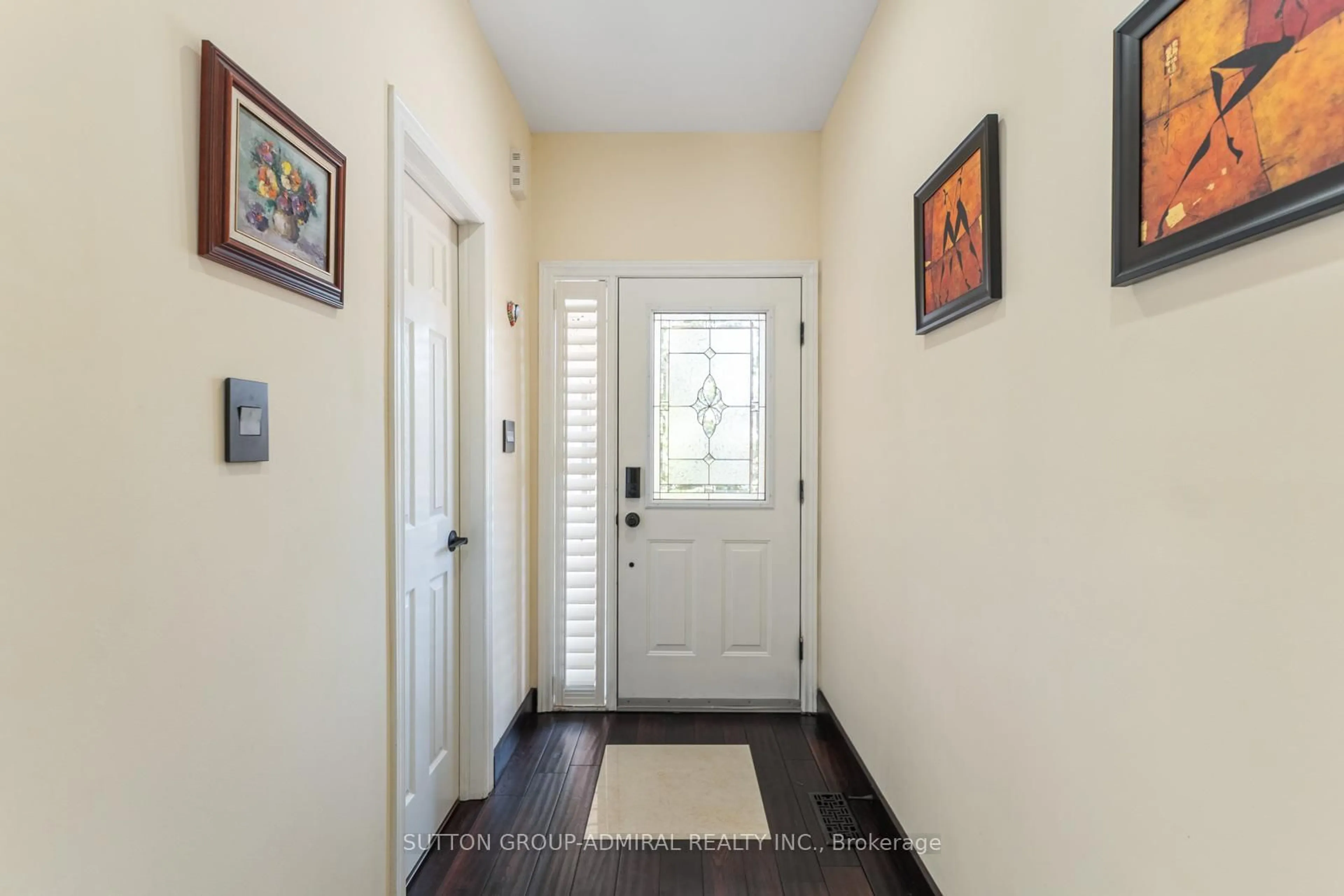 Indoor entryway for 626 College Manor Dr, Newmarket Ontario L3Y 8M7