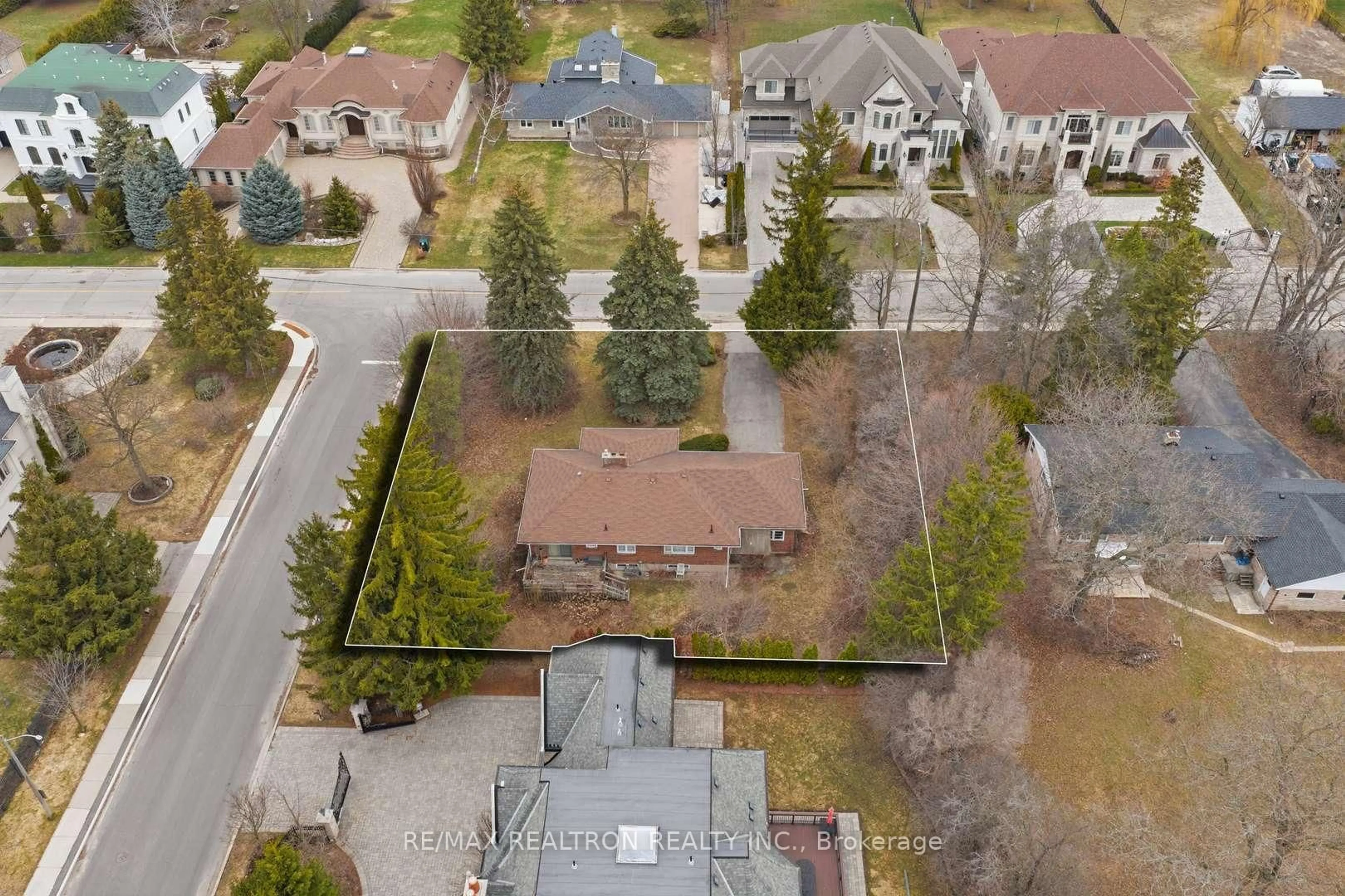 A pic from outside/outdoor area/front of a property/back of a property/a pic from drone, street for 17 Denham Dr, Richmond Hill Ontario L4C 6H6