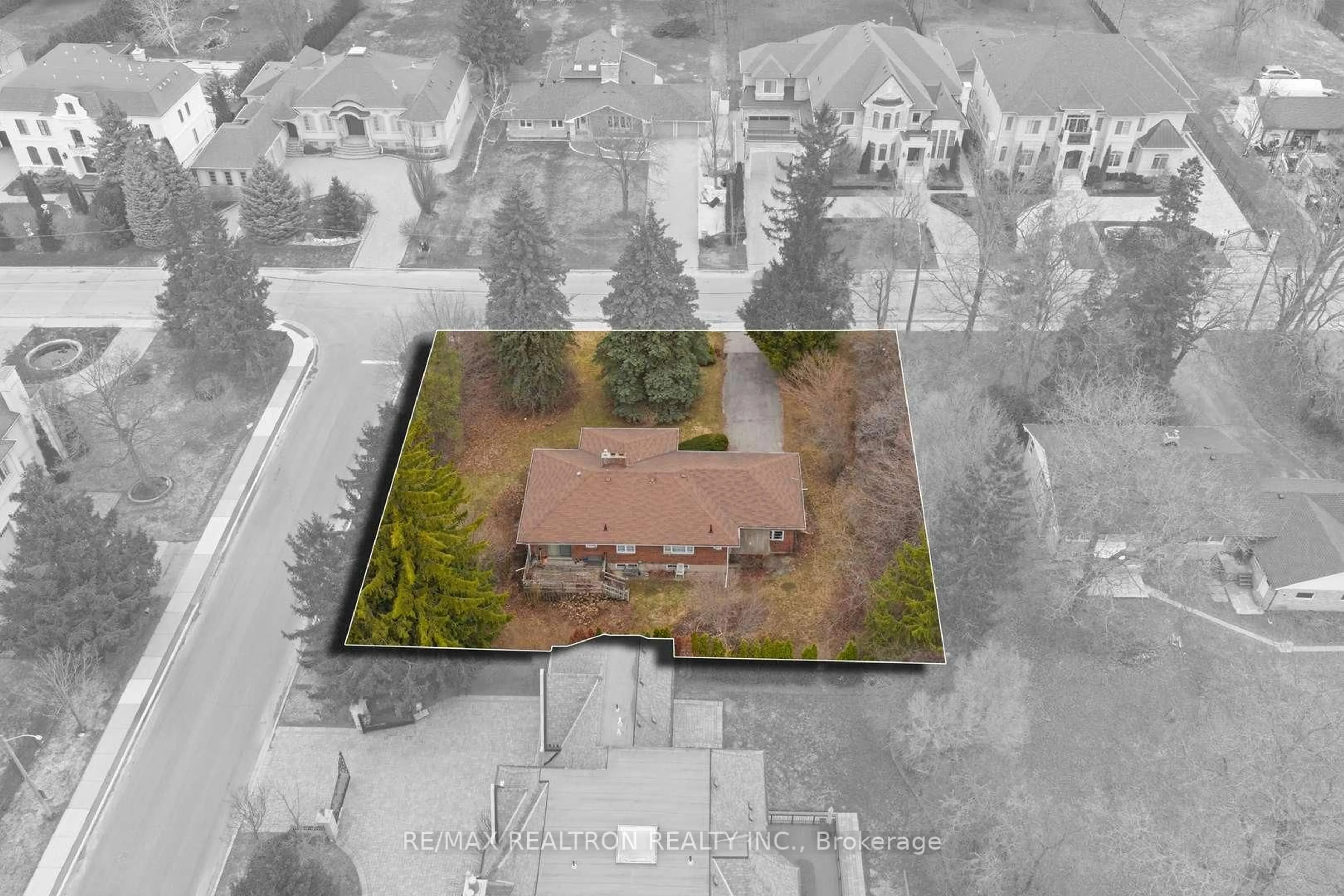 A pic from outside/outdoor area/front of a property/back of a property/a pic from drone, building for 17 Denham Dr, Richmond Hill Ontario L4C 6H6