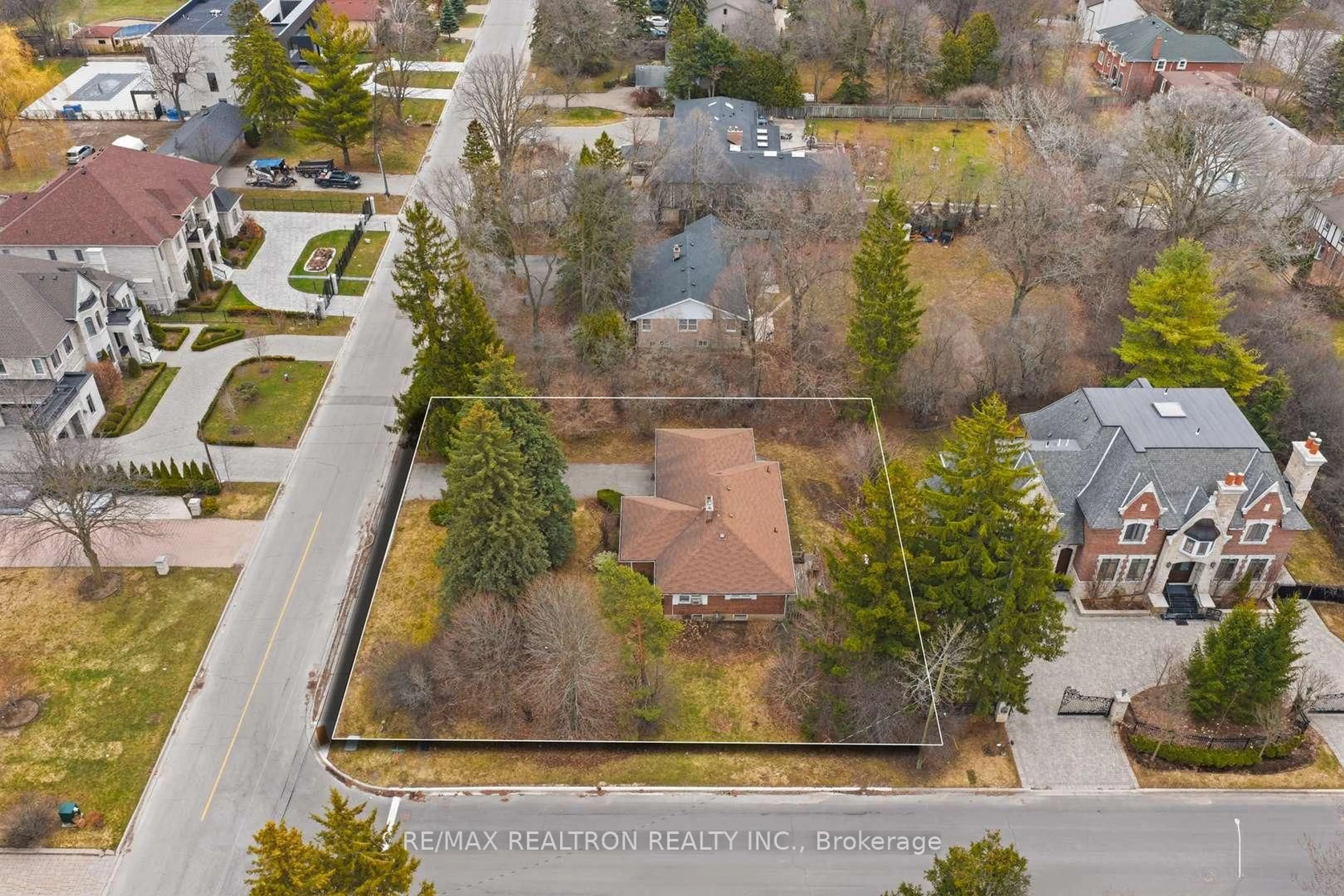 A pic from outside/outdoor area/front of a property/back of a property/a pic from drone, street for 17 Denham Dr, Richmond Hill Ontario L4C 6H6