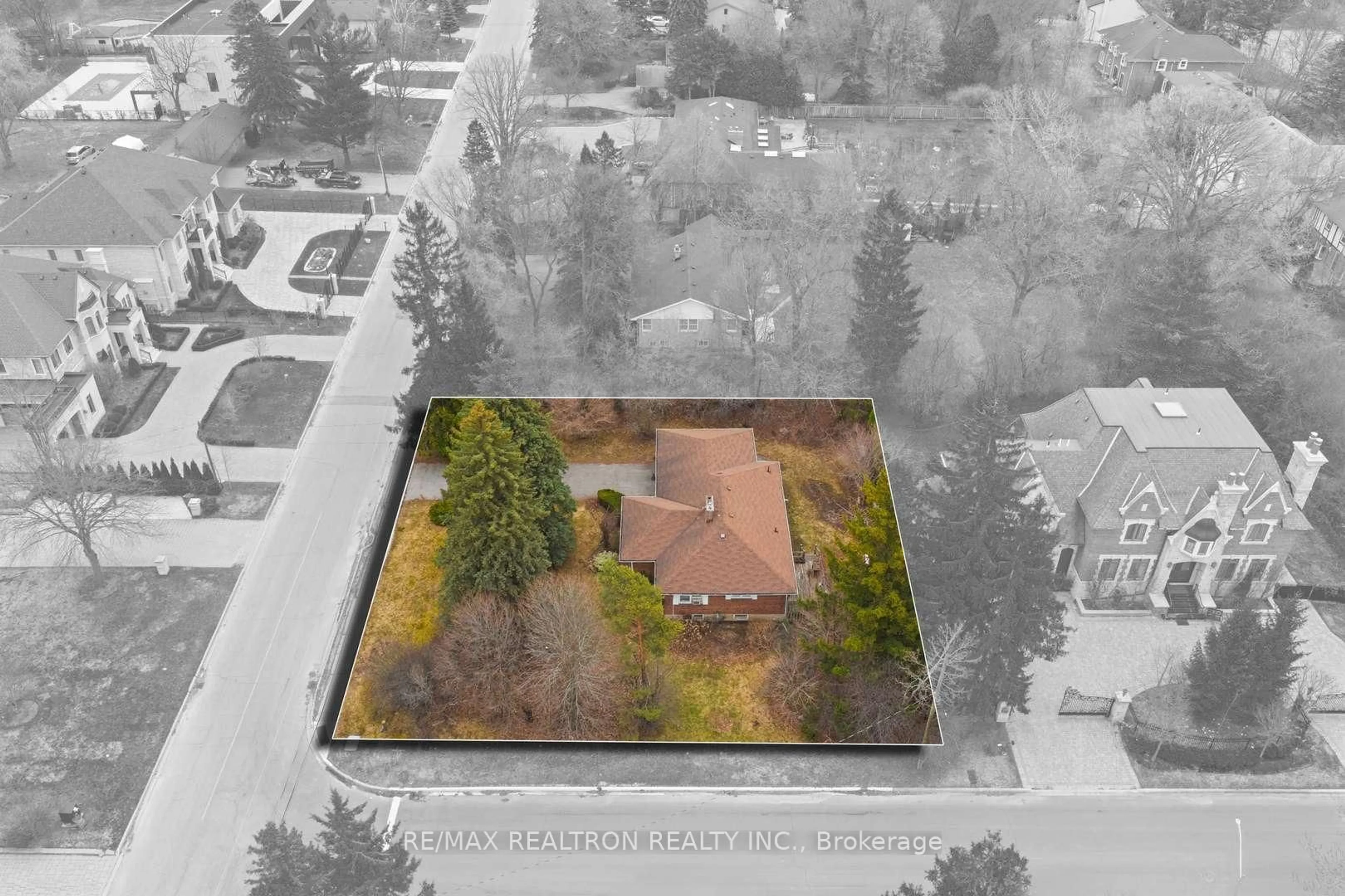 A pic from outside/outdoor area/front of a property/back of a property/a pic from drone, unknown for 17 Denham Dr, Richmond Hill Ontario L4C 6H6