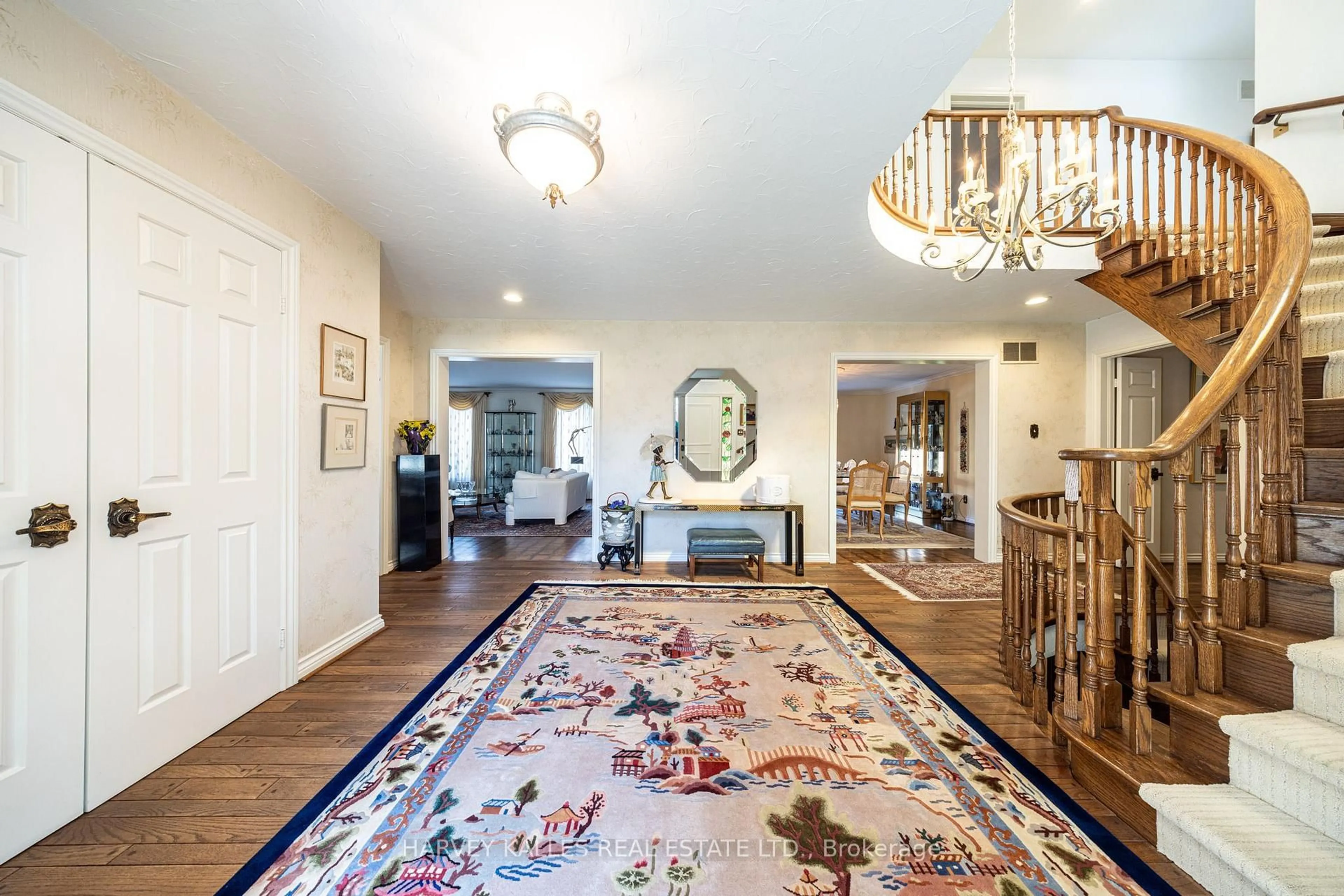 Indoor foyer for 10 Whitelaw Crt, Markham Ontario L3T 5E7