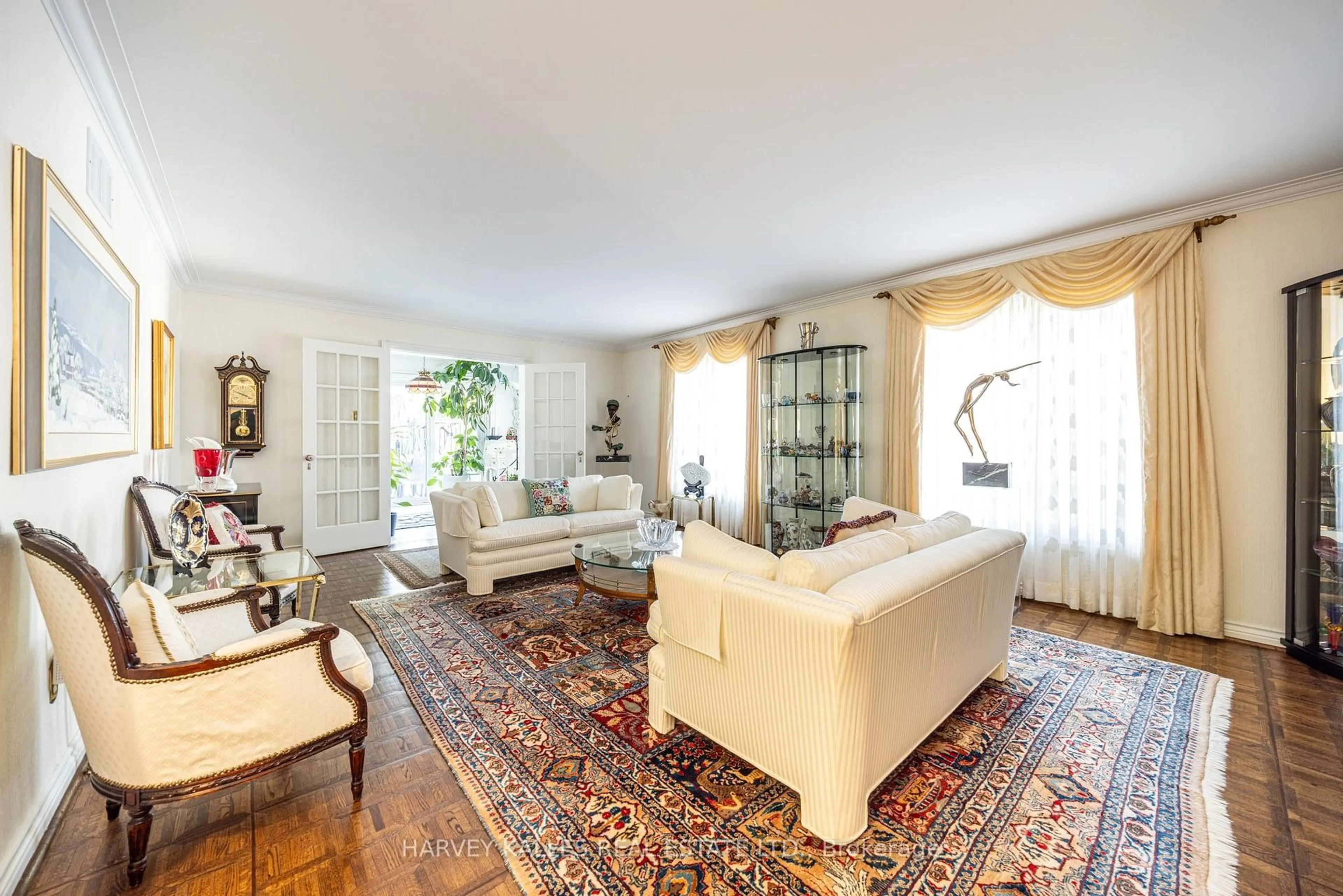 Living room with furniture, unknown for 10 Whitelaw Crt, Markham Ontario L3T 5E7