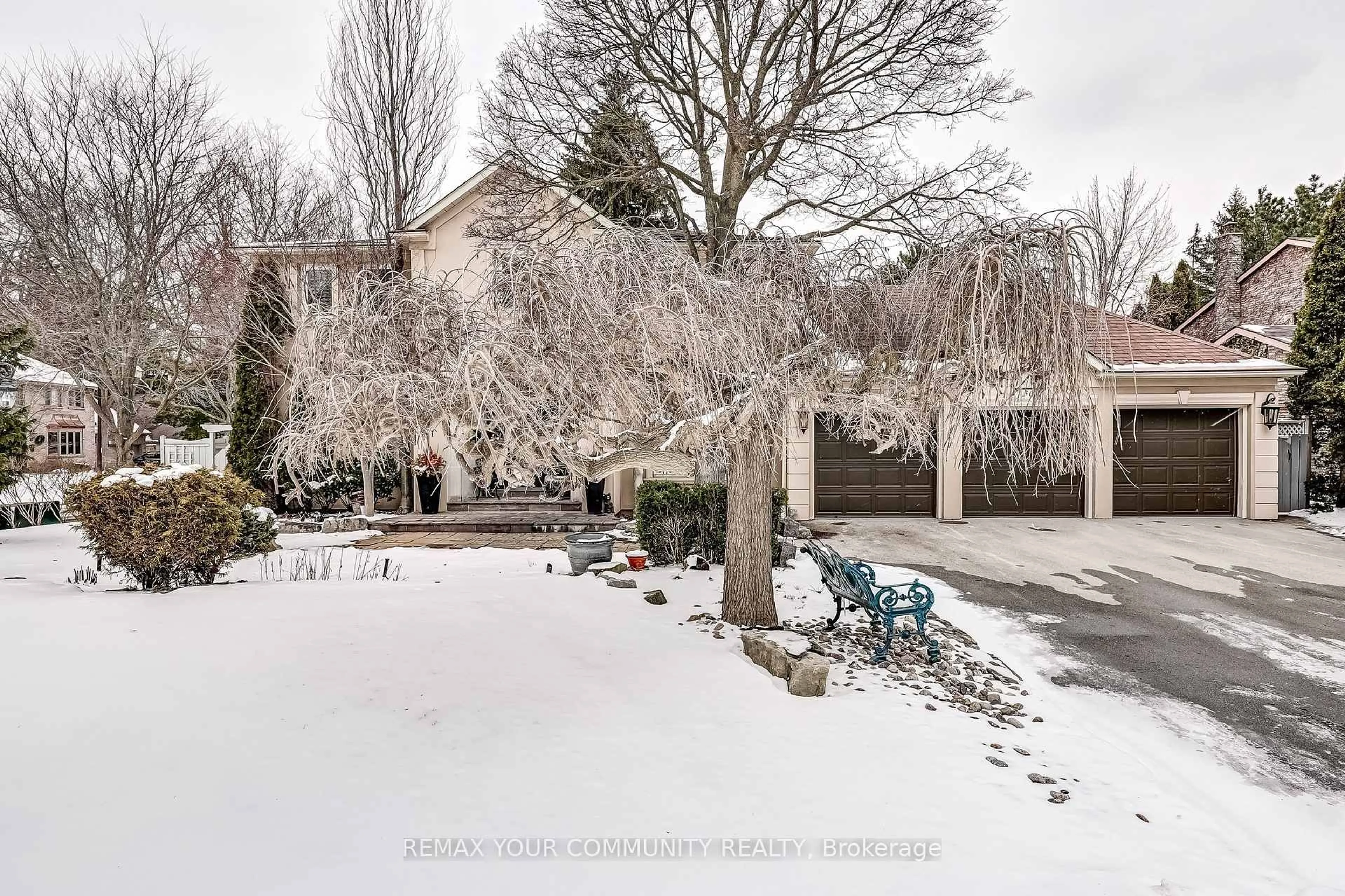 A pic from outside/outdoor area/front of a property/back of a property/a pic from drone, street for 30 Deanbank Dr, Markham Ontario L3T 1Z3