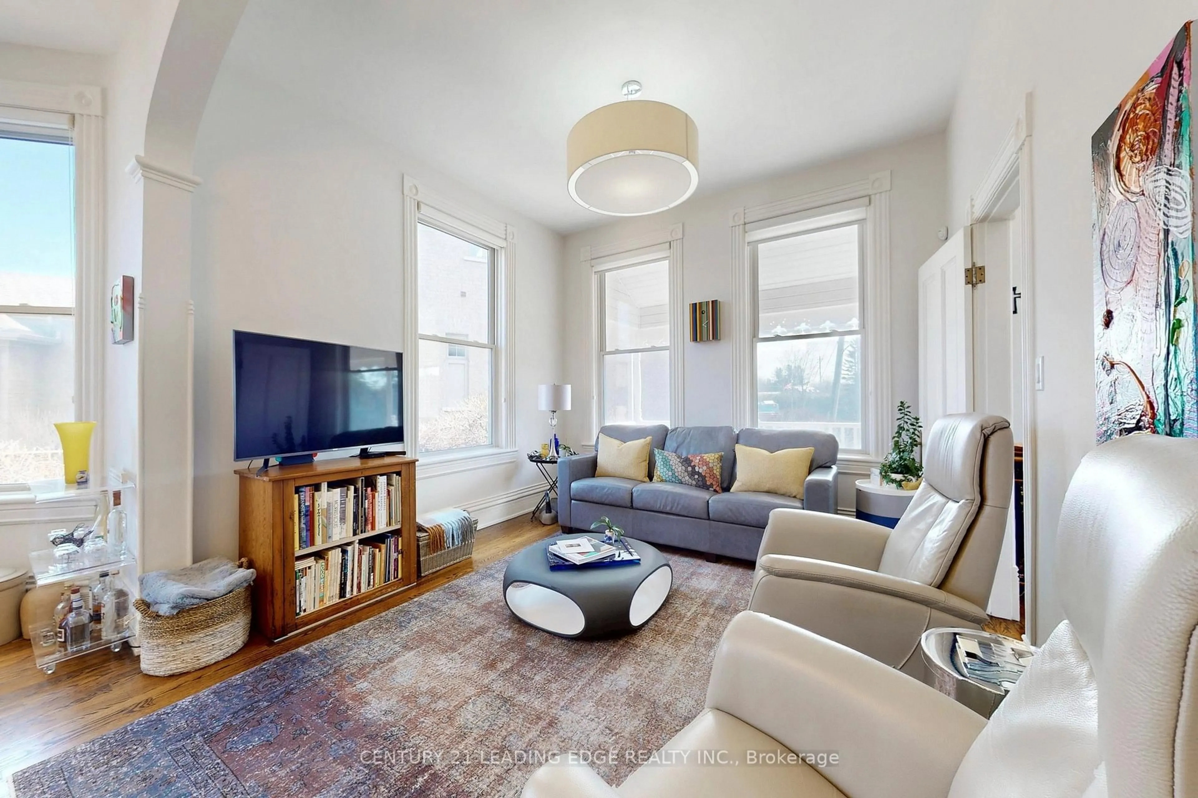 Living room with furniture, unknown for 33 HIGH St, Georgina Ontario L0E 1R0