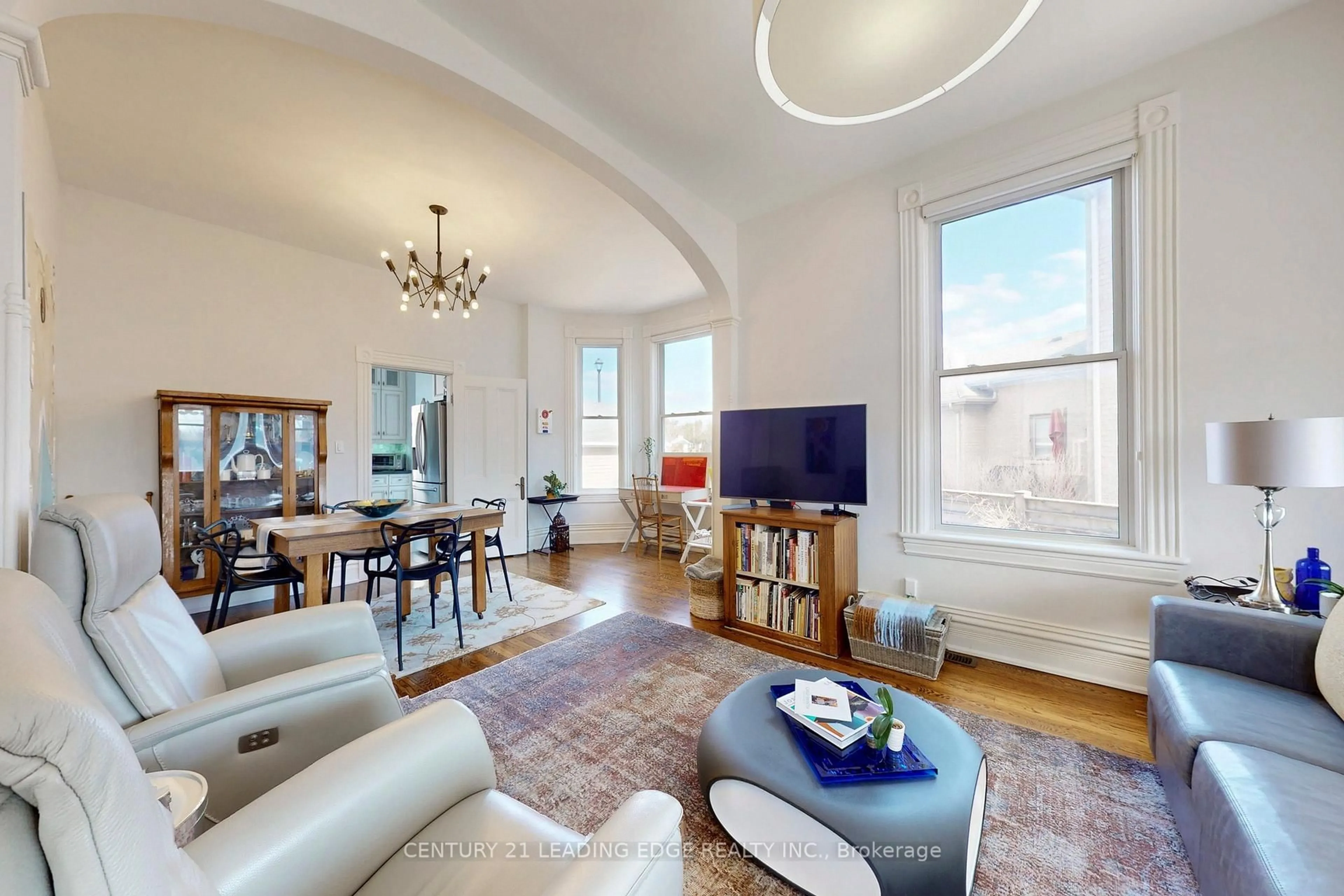 Living room with furniture, unknown for 33 HIGH St, Georgina Ontario L0E 1R0