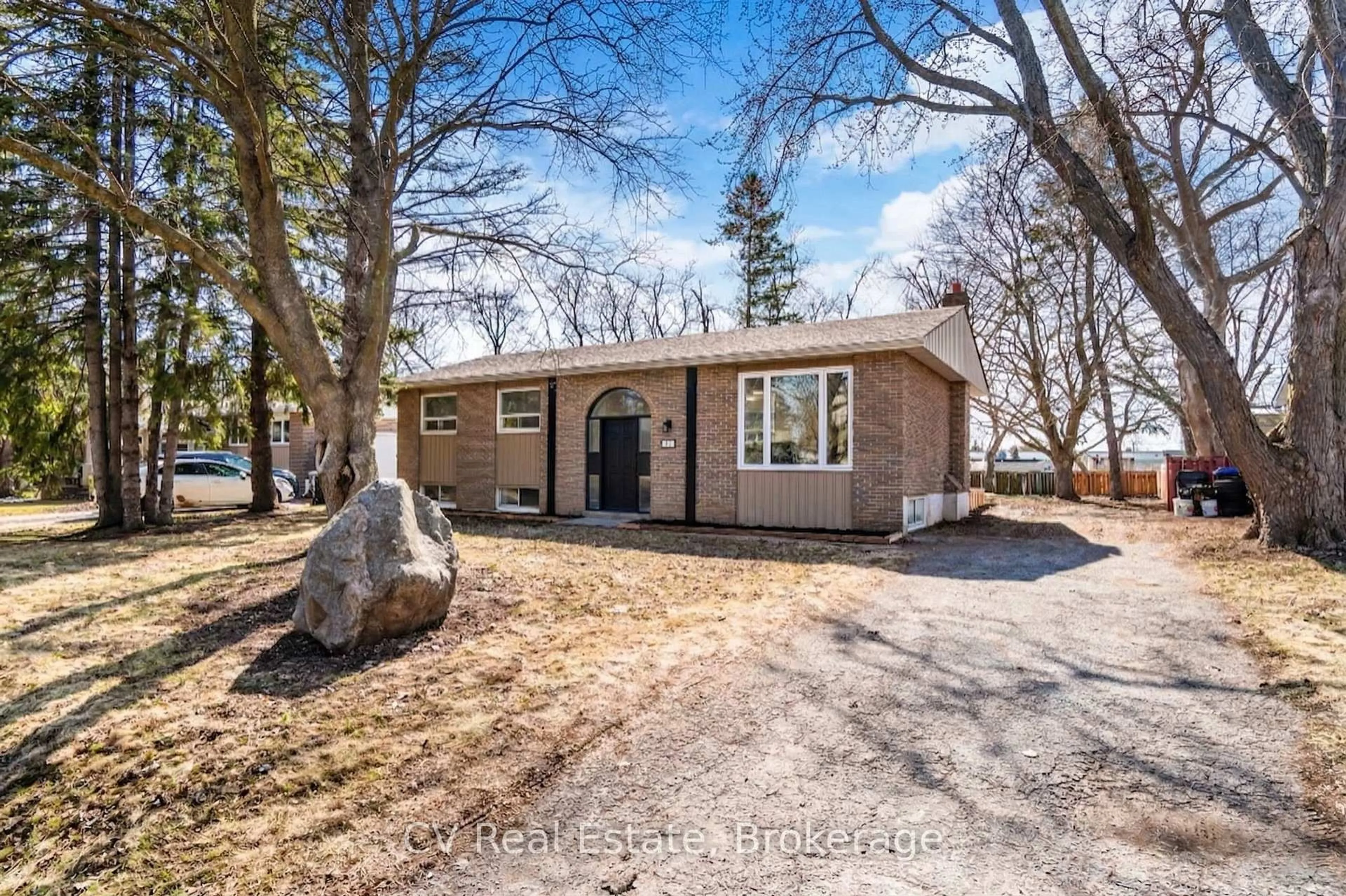Home with brick exterior material, street for 204 Lynn St, Innisfil Ontario L9S 1E2