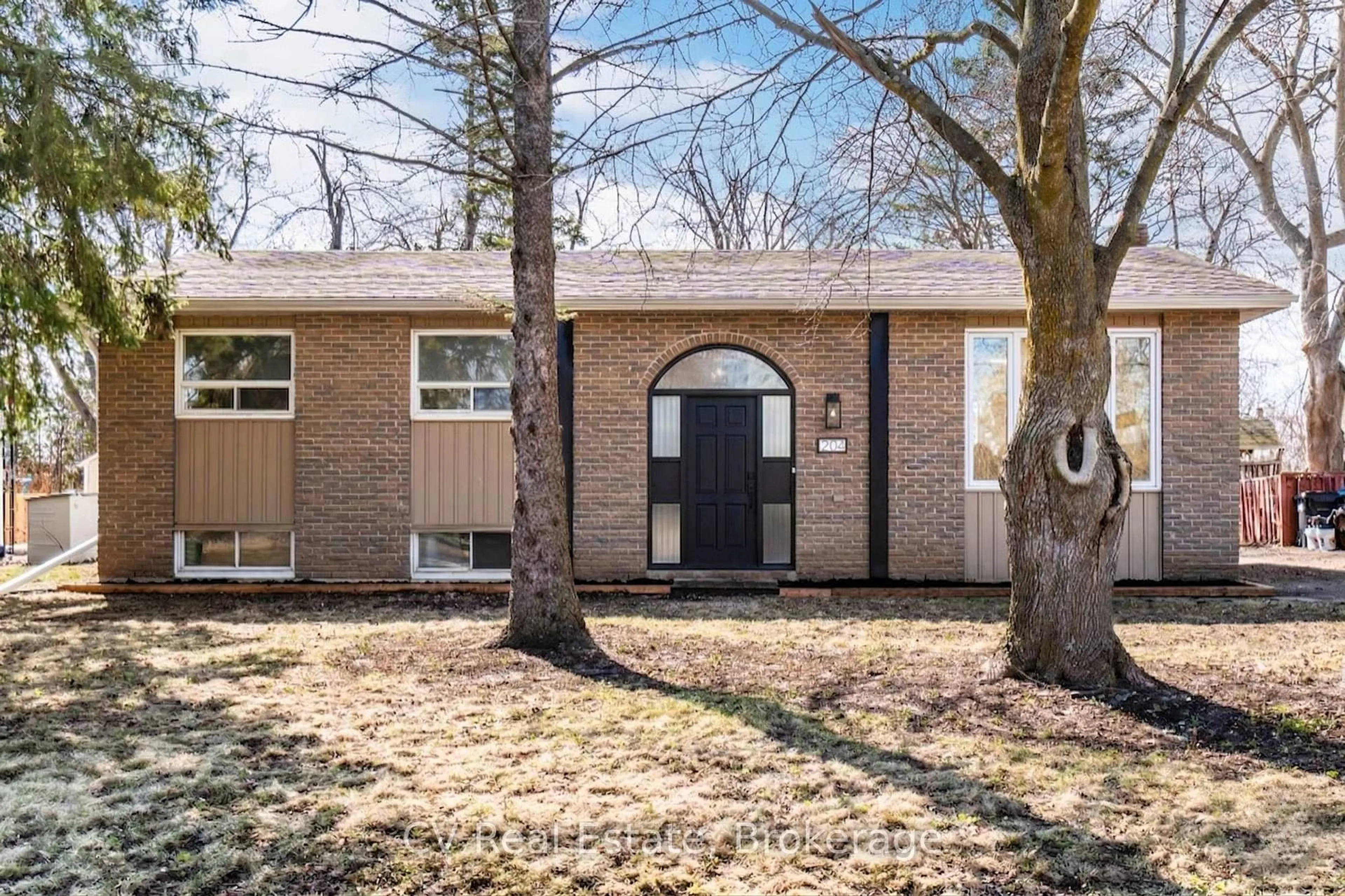 Home with brick exterior material, street for 204 Lynn St, Innisfil Ontario L9S 1E2