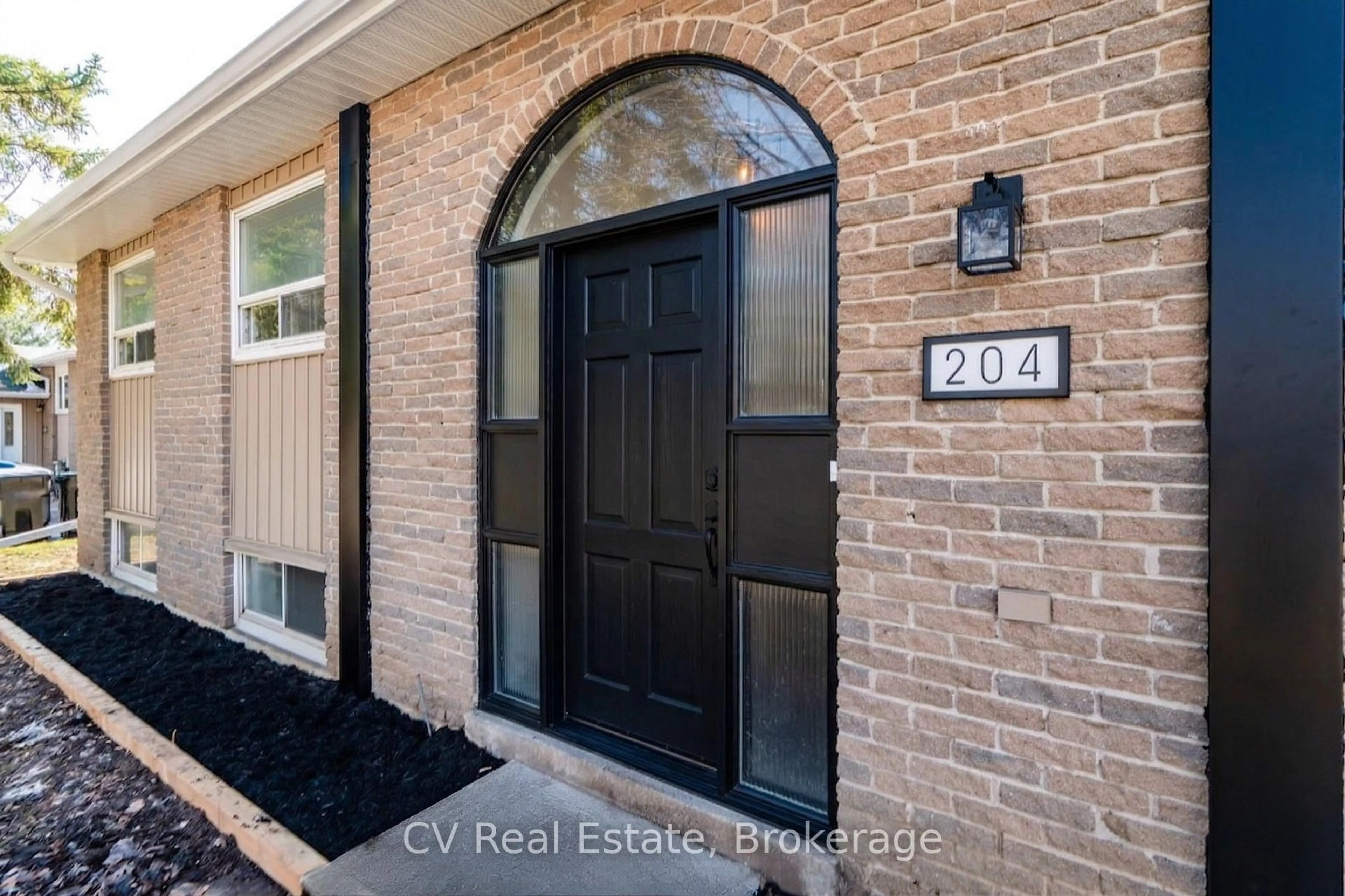 Indoor entryway for 204 Lynn St, Innisfil Ontario L9S 1E2