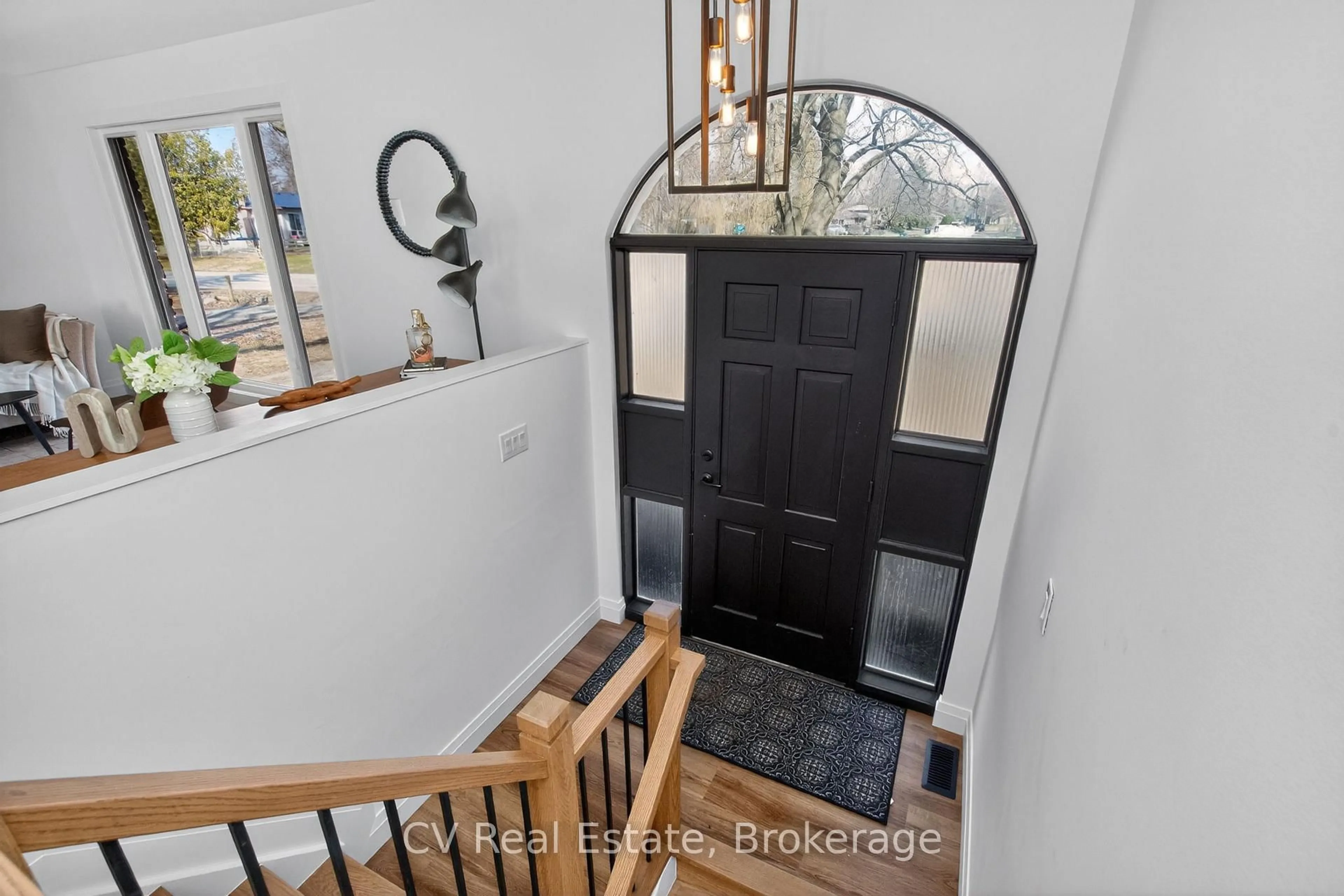 Indoor entryway for 204 Lynn St, Innisfil Ontario L9S 1E2