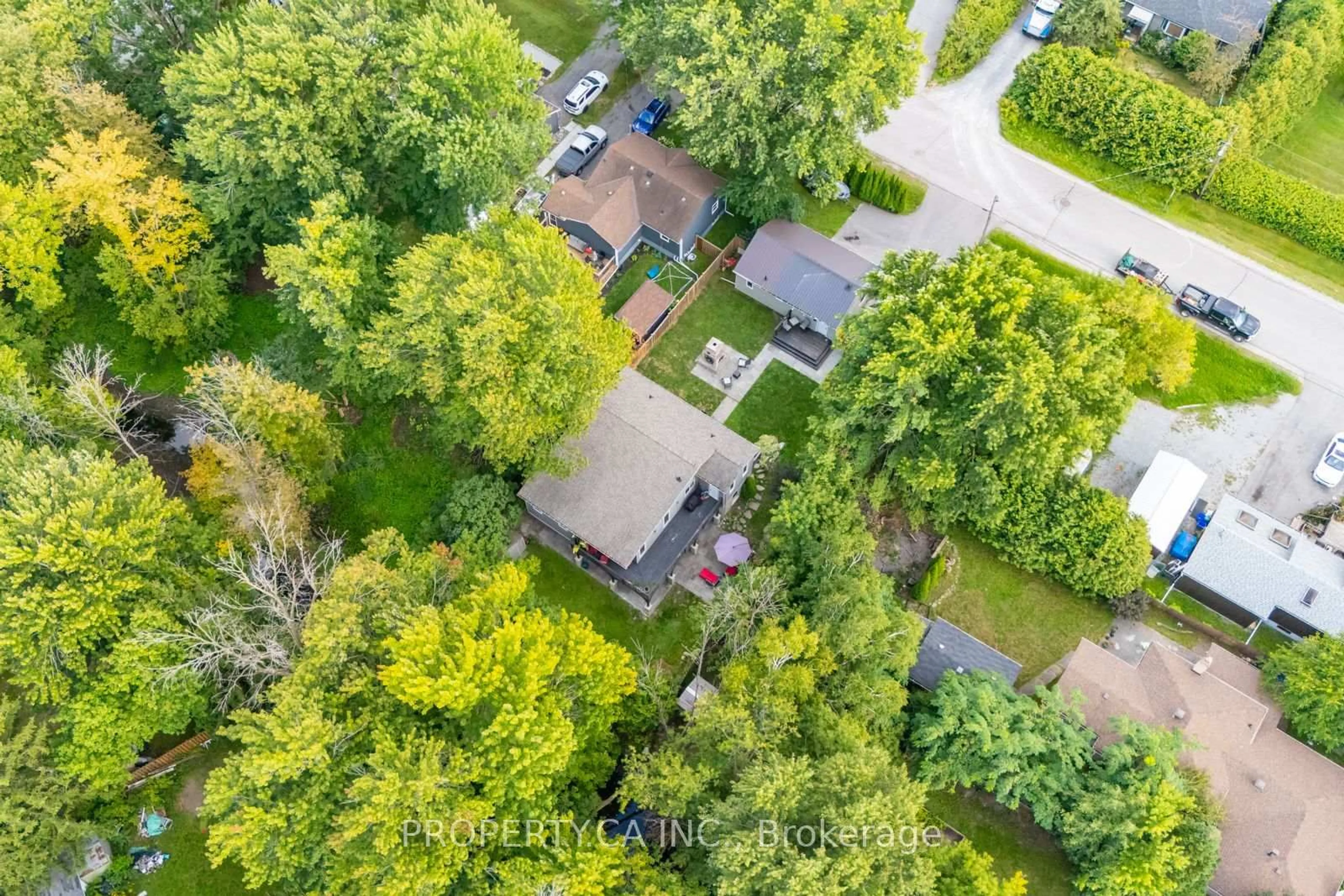 A pic from outside/outdoor area/front of a property/back of a property/a pic from drone, street for 176 Pleasant Blvd, Georgina Ontario L4P 2S4