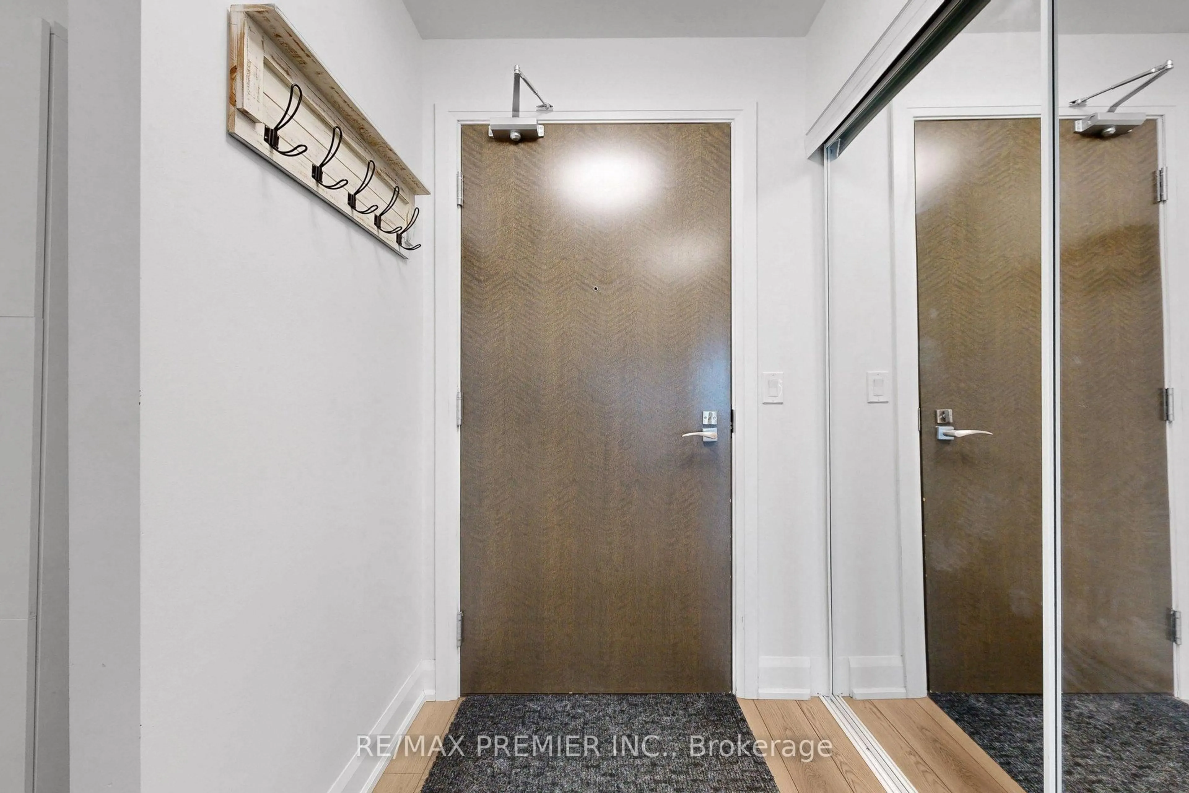 Indoor entryway for 2910 Highway 7 #1807, Vaughan Ontario L4K 2M7