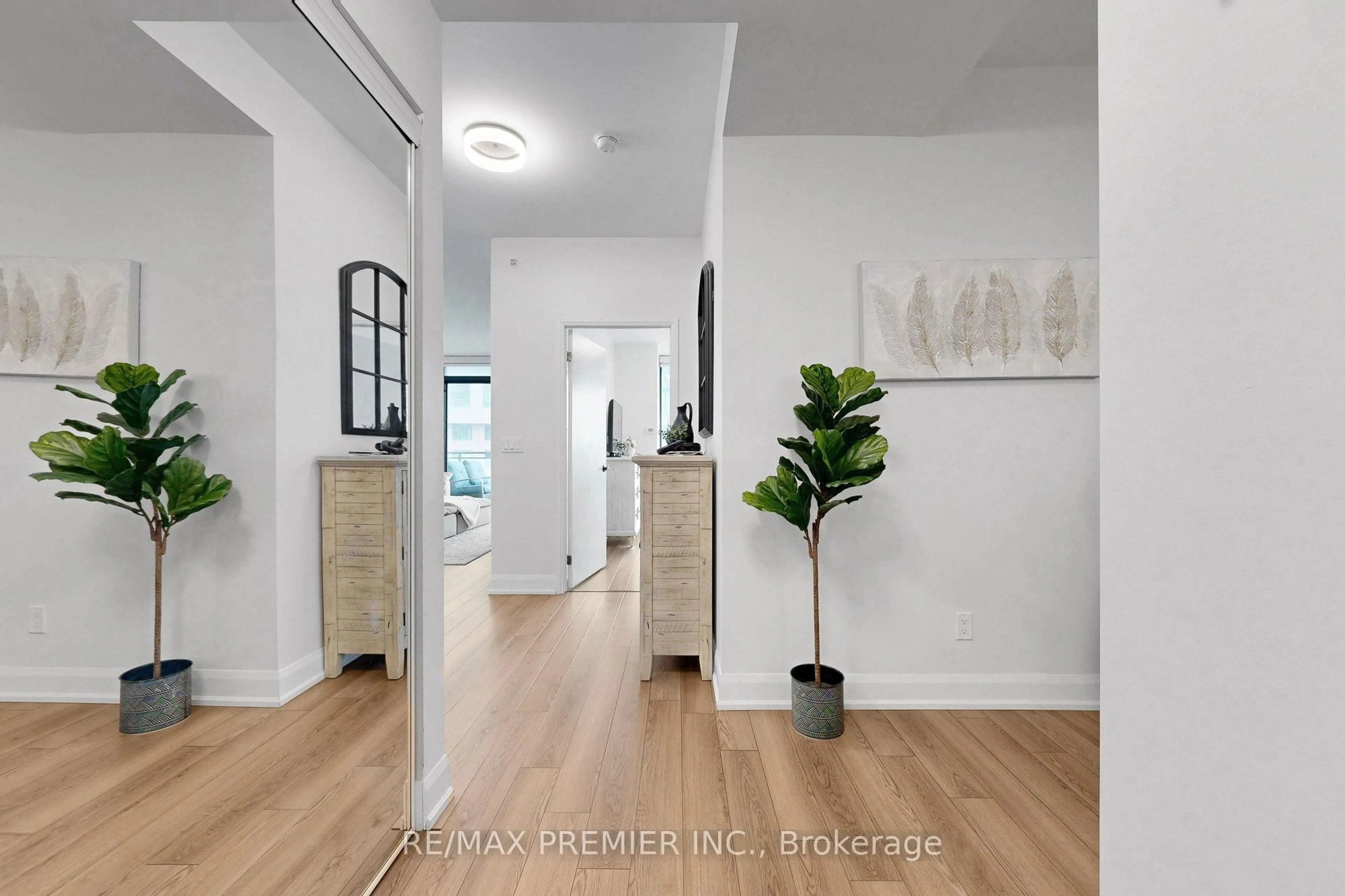 Indoor entryway for 2910 Highway 7 #1807, Vaughan Ontario L4K 2M7