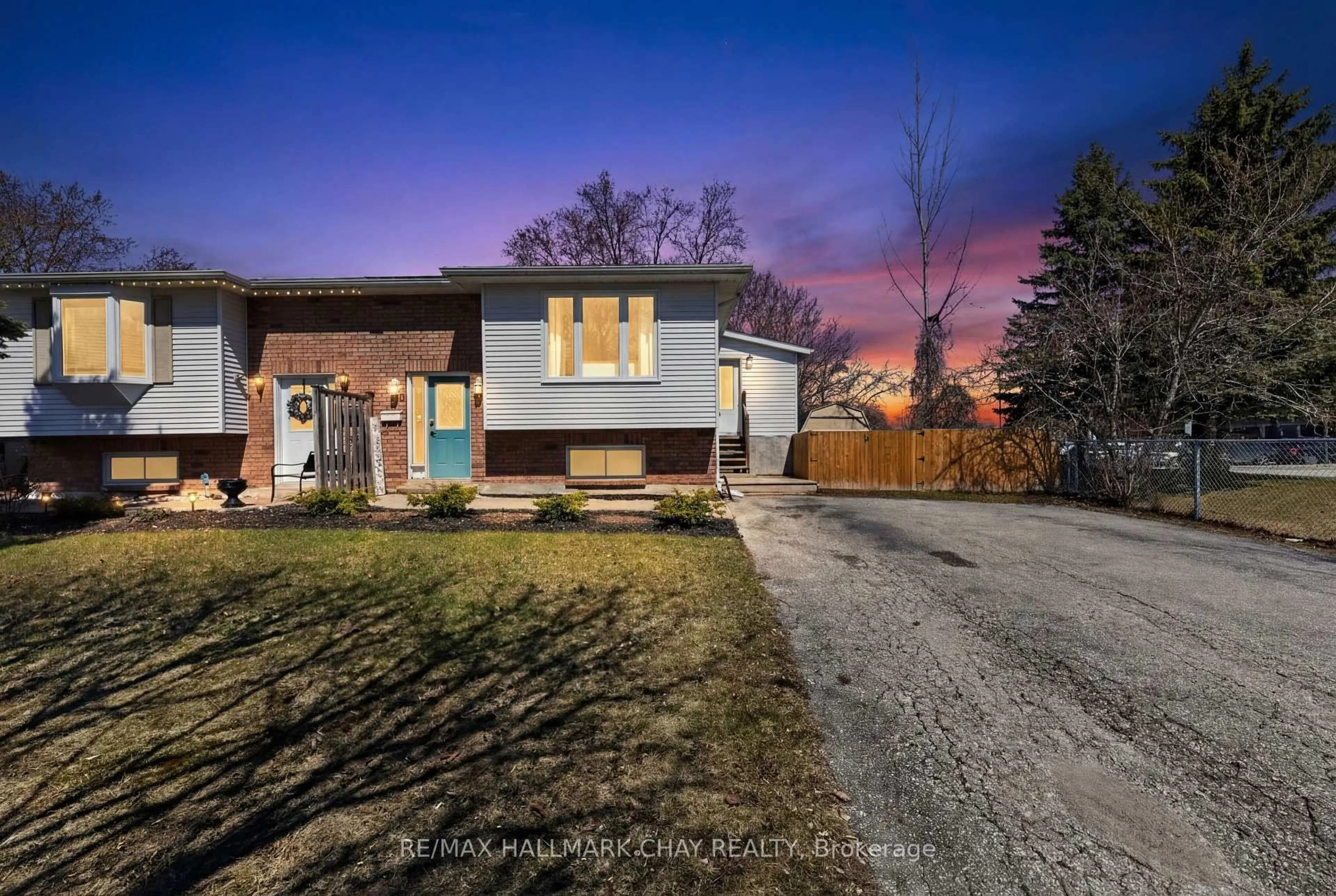 A pic from outside/outdoor area/front of a property/back of a property/a pic from drone, street for 58 Biscayne Blvd, Georgina Ontario L4P 3M8