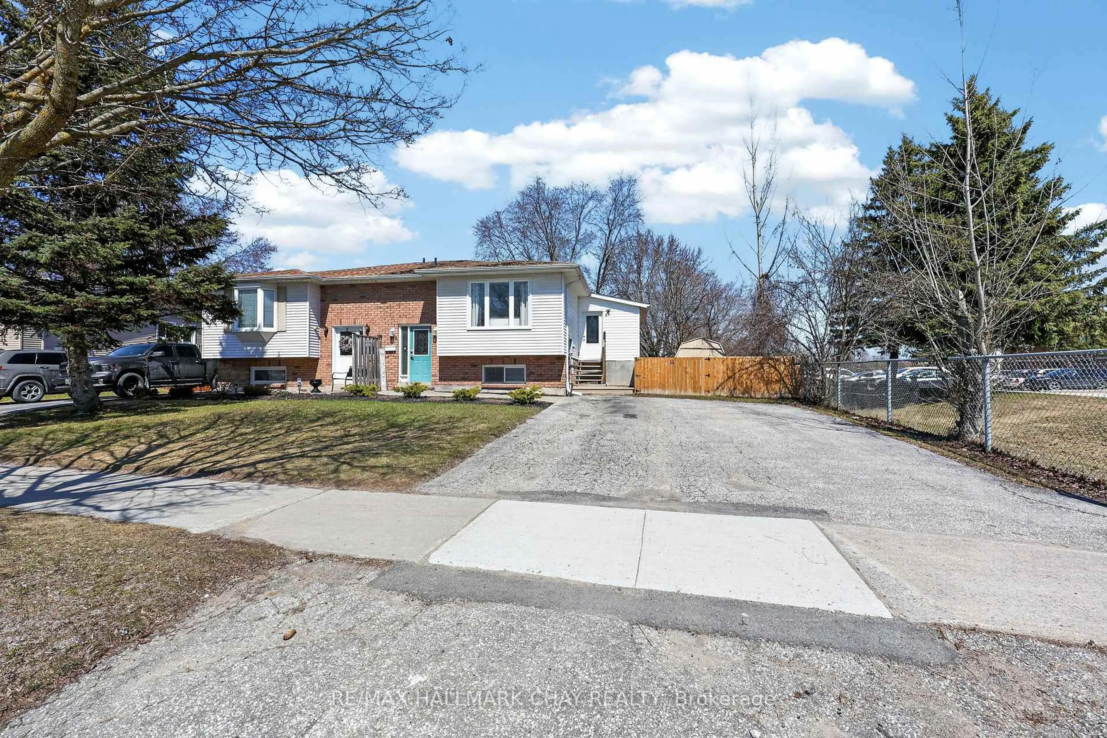 A pic from outside/outdoor area/front of a property/back of a property/a pic from drone, street for 58 Biscayne Blvd, Georgina Ontario L4P 3M8