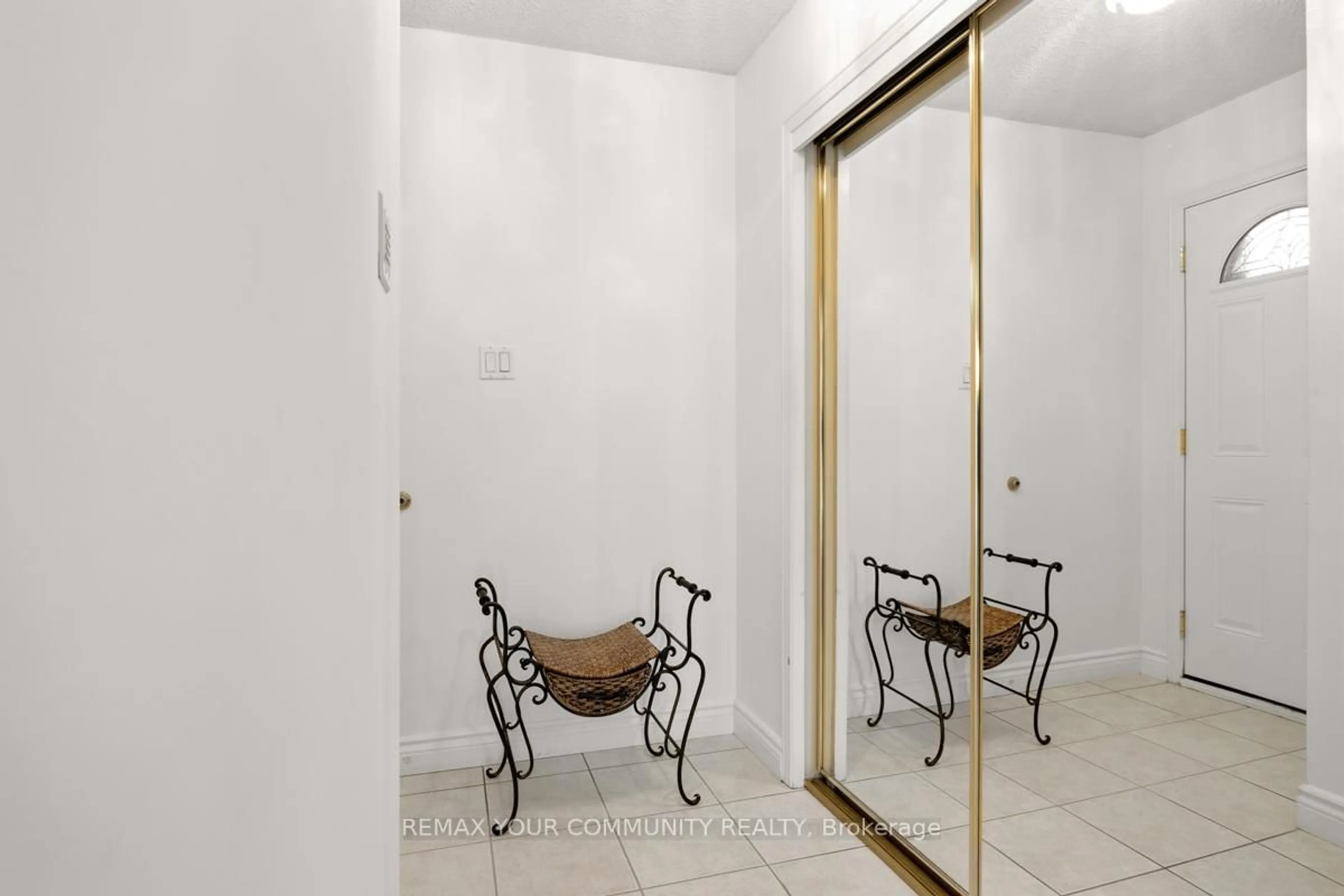 Indoor foyer for 82 Whitney Pl, Vaughan Ontario L4J 6V5