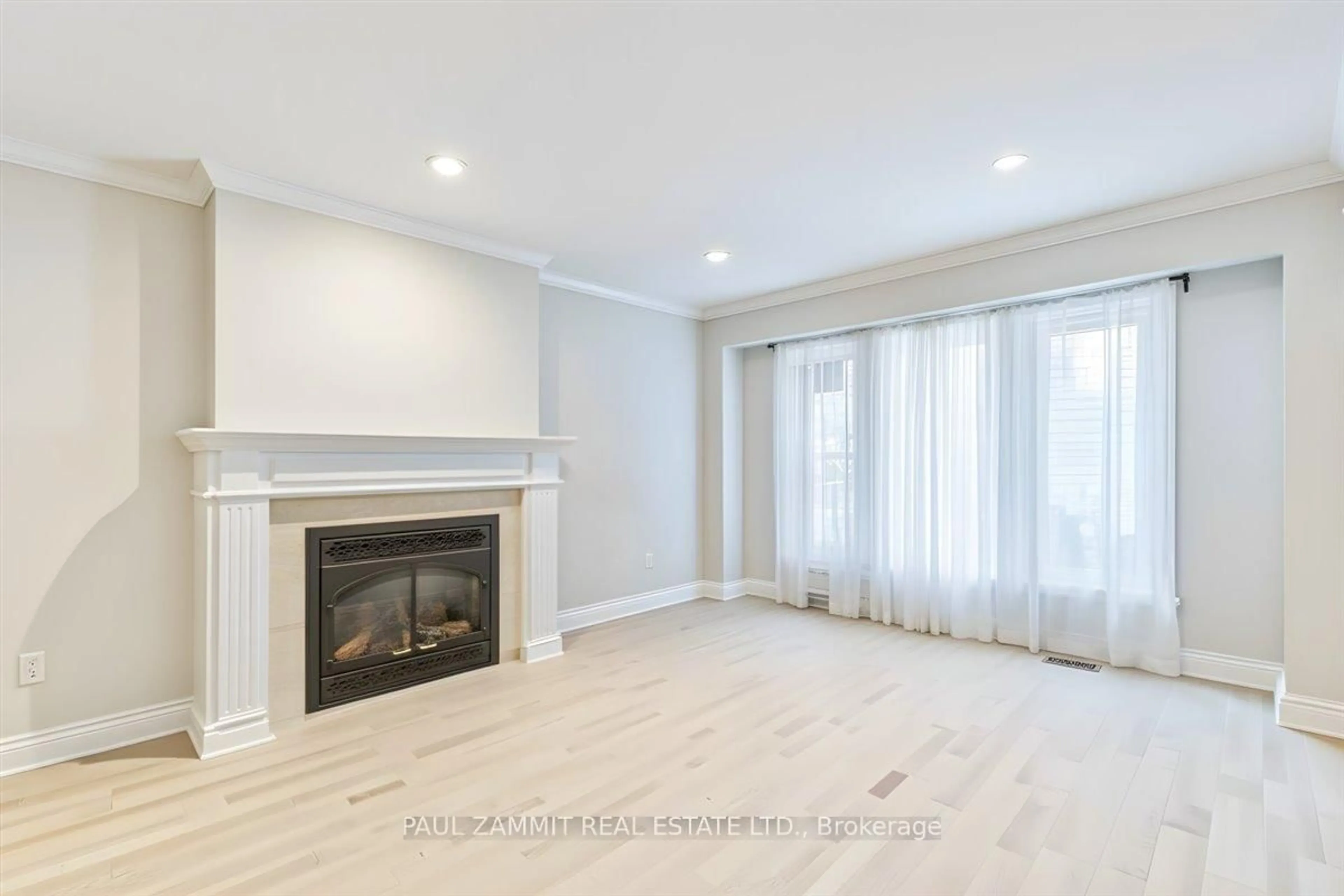 Living room with furniture, wood/laminate floor for 210 Bayview Fairways Dr, Markham Ontario L3T 2Z3