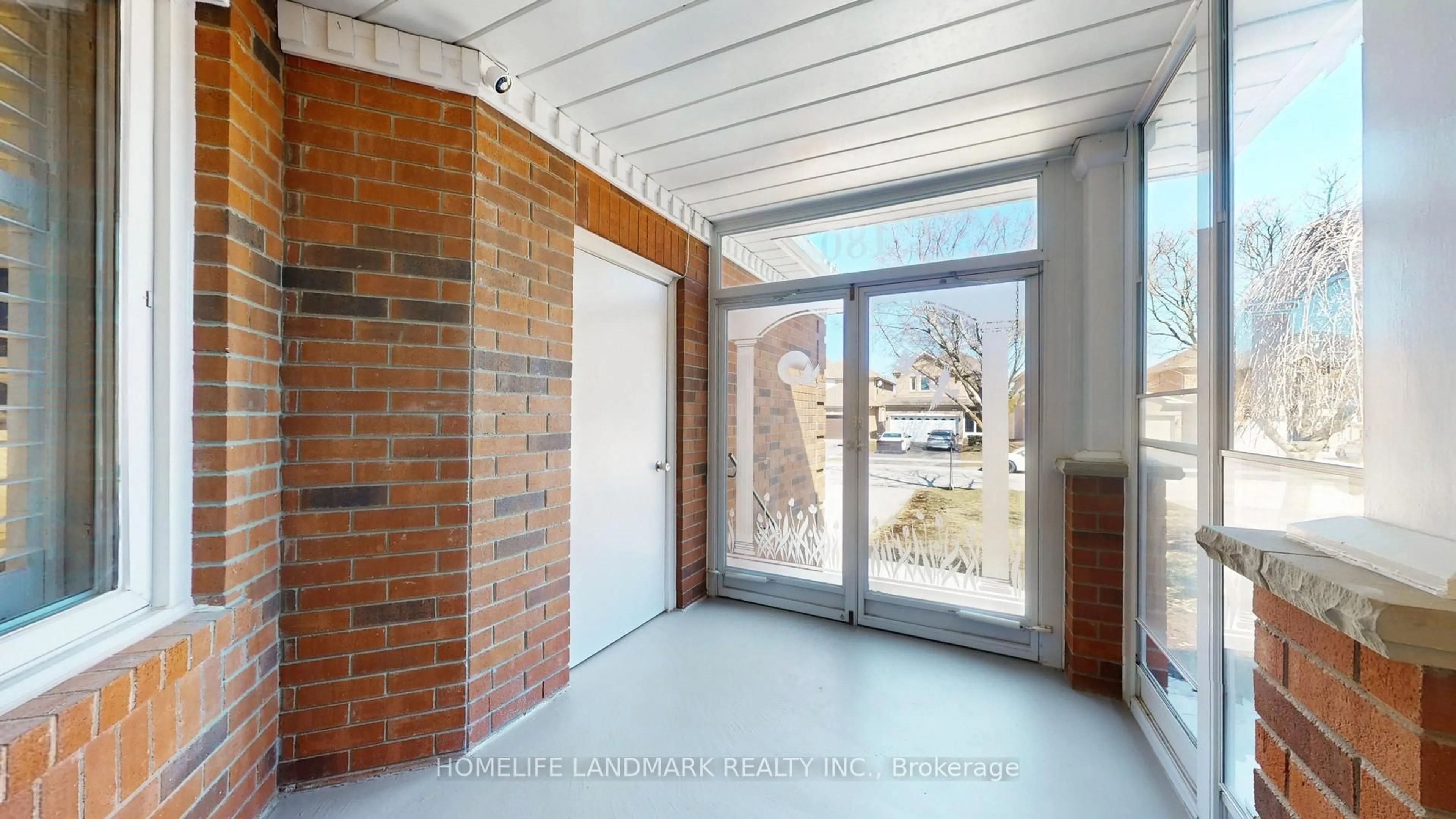 Indoor foyer for 180 Rushbrook Dr, Newmarket Ontario L3X 2E2