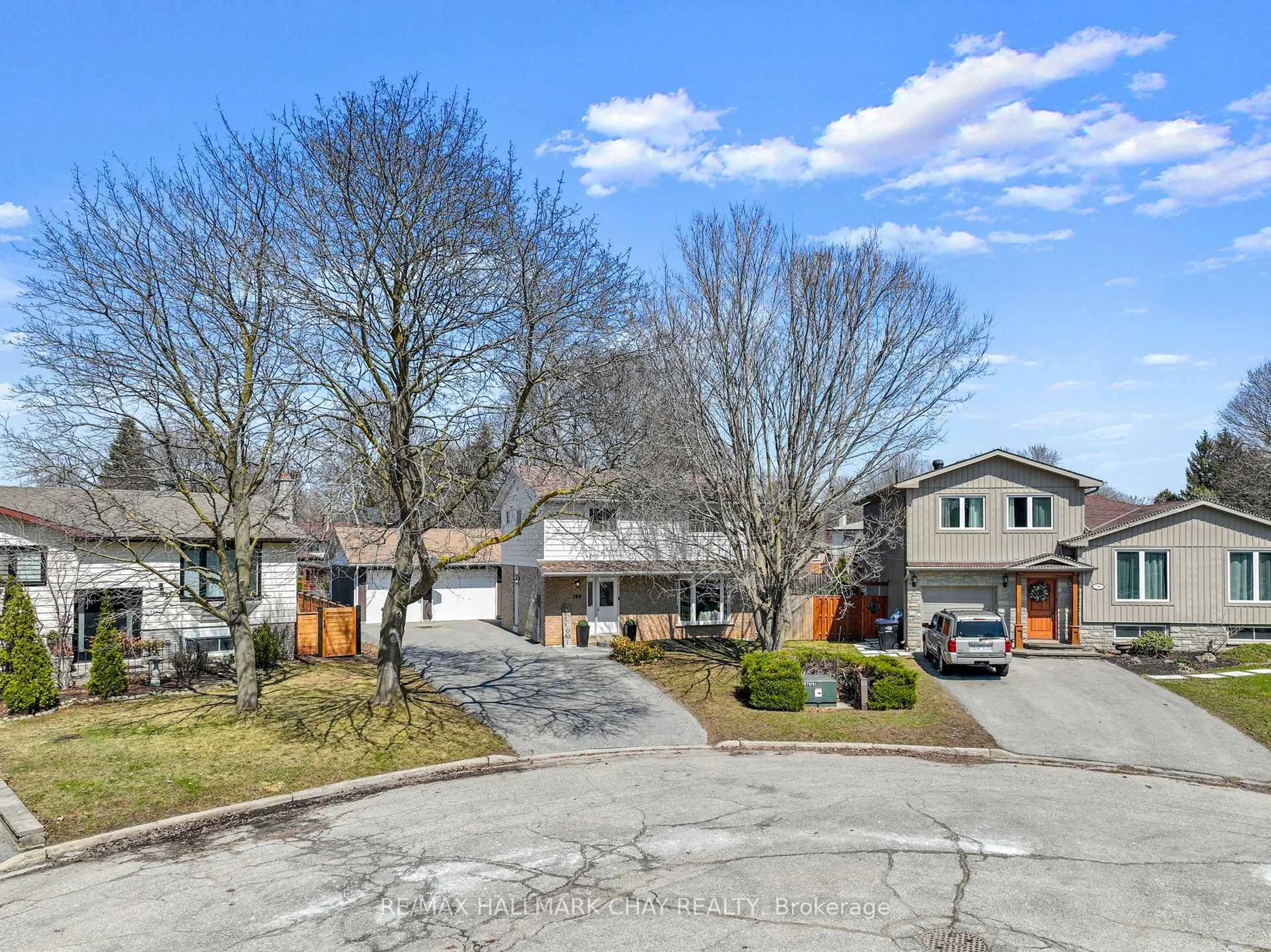 A pic from outside/outdoor area/front of a property/back of a property/a pic from drone, street for 190 Mackenzie St, New Tecumseth Ontario L9R 1B8