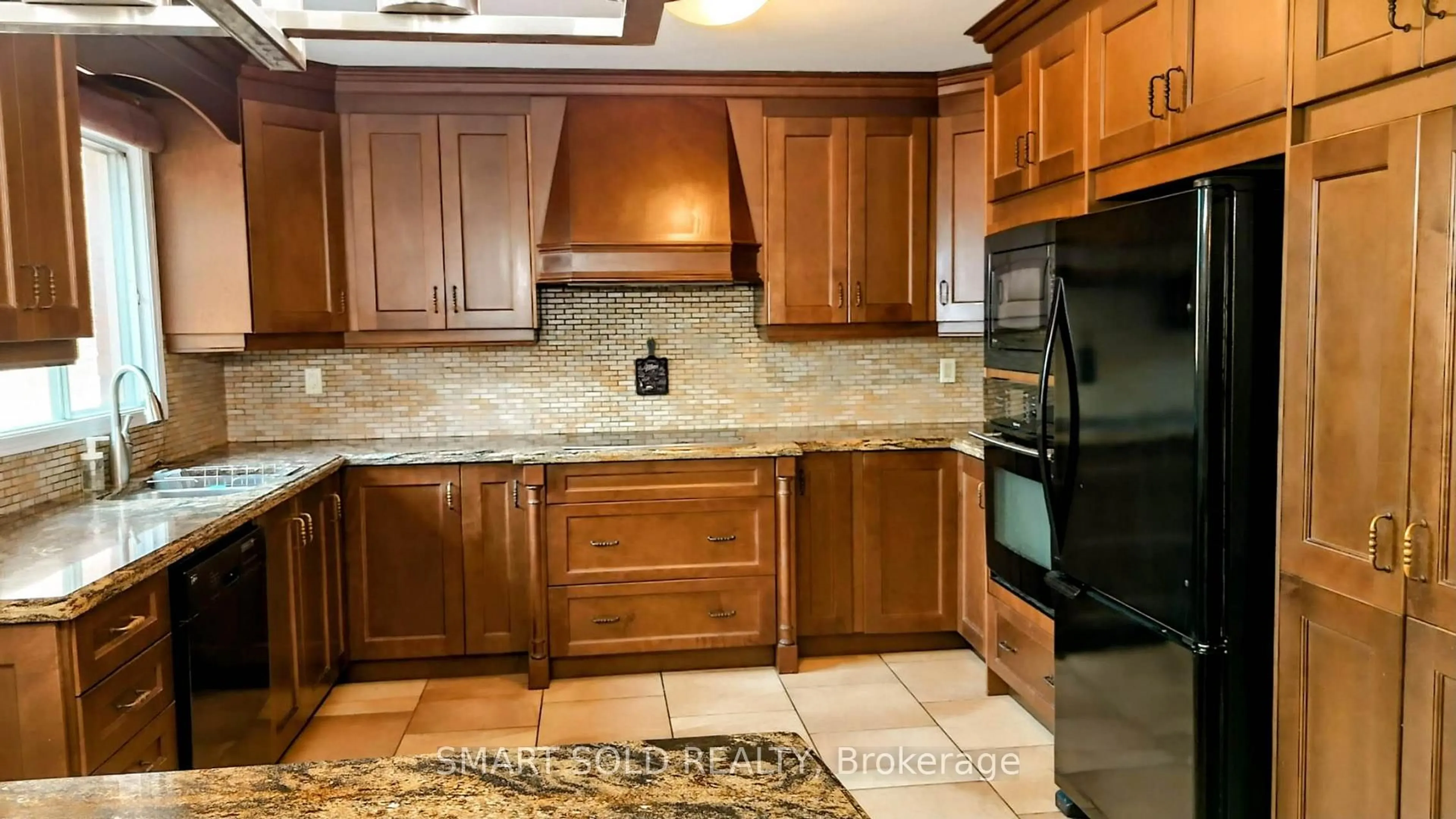 Standard kitchen, ceramic/tile floor for 148 Castlehill Rd, Vaughan Ontario L6A 1N7