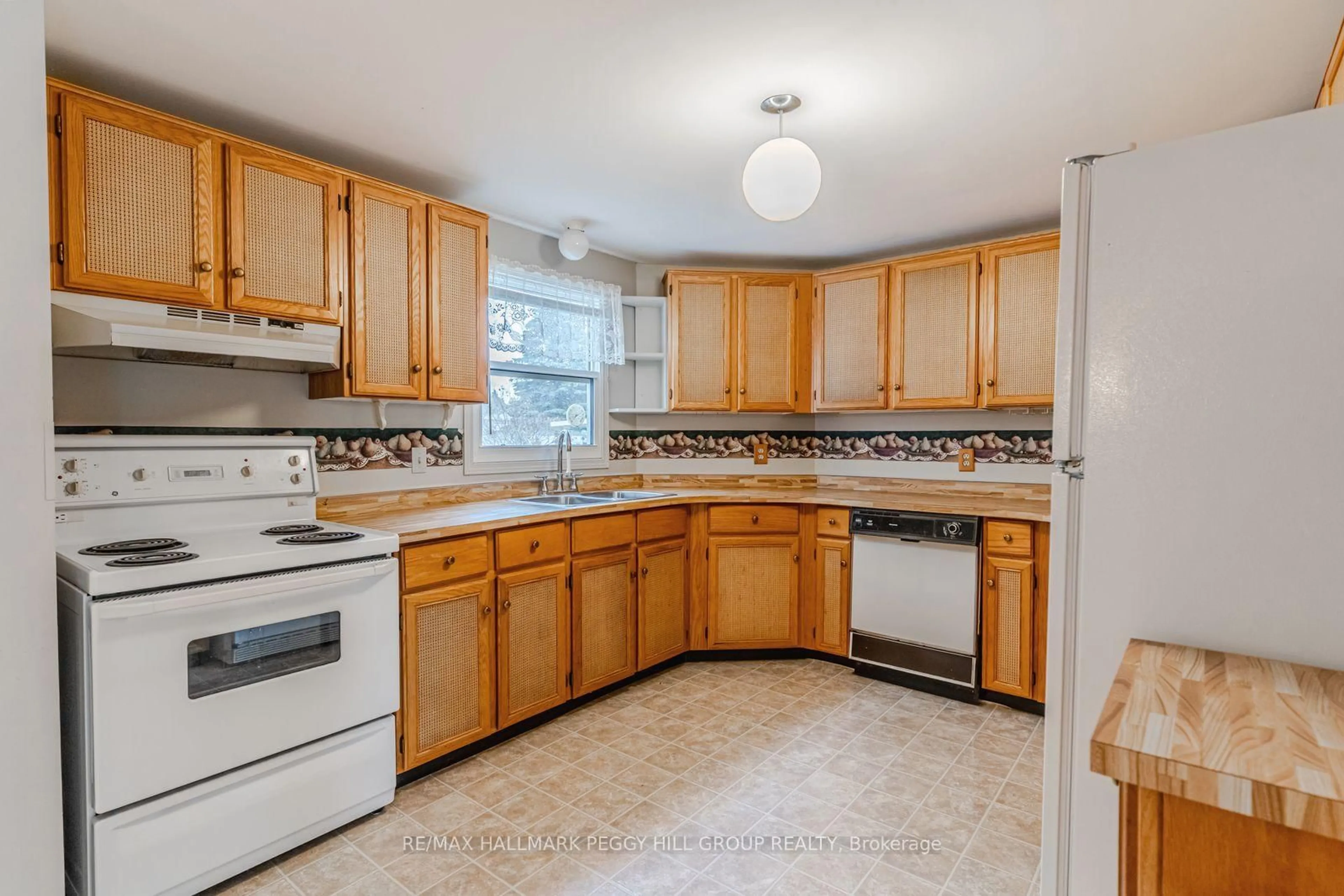 Standard kitchen, ceramic/tile floor for 8 Carmans Cove, Innisfil Ontario L9S 1R9