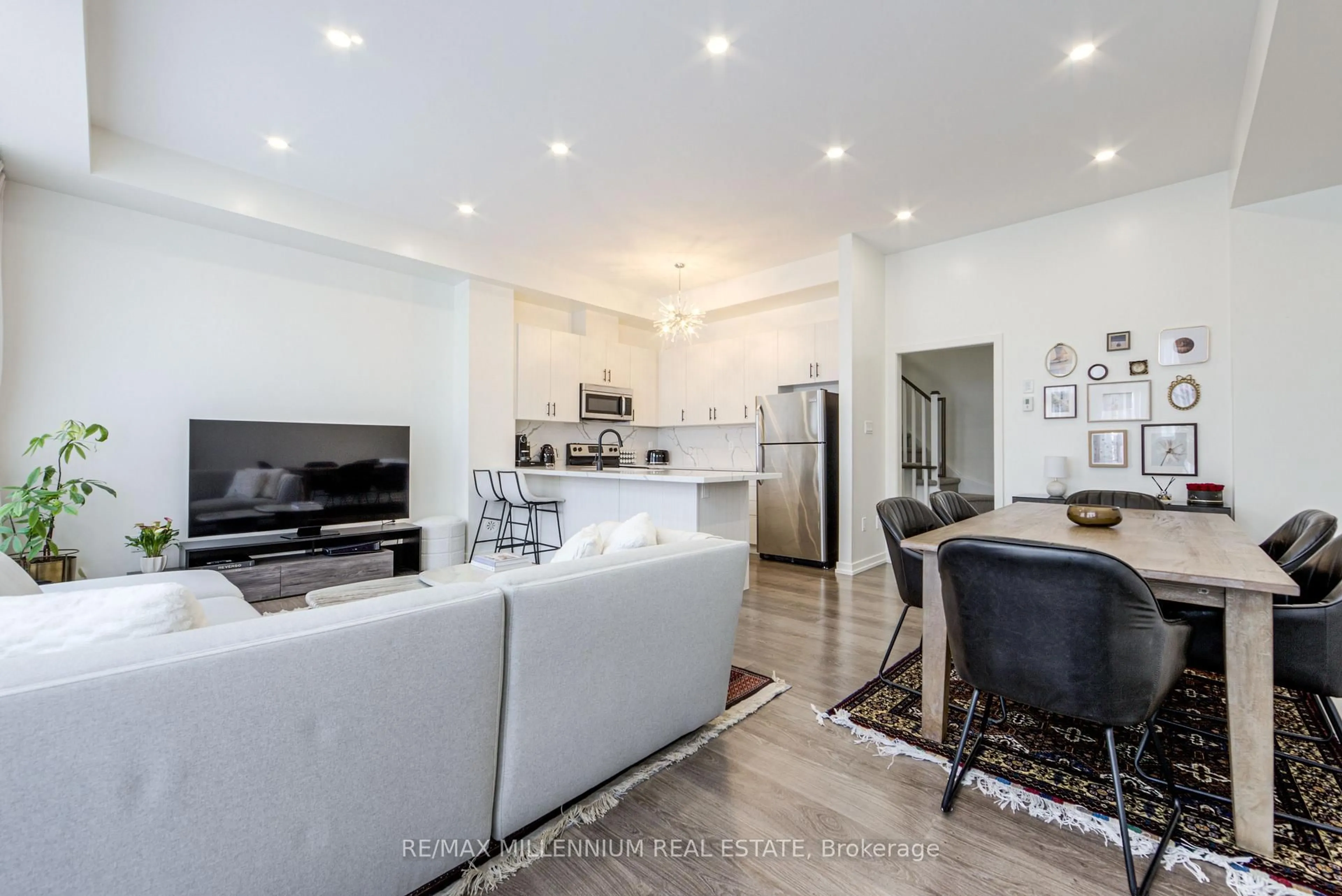 Open concept kitchen, unknown for 6 Cornerbank Cres, Whitchurch-Stouffville Ontario L4A 1X1