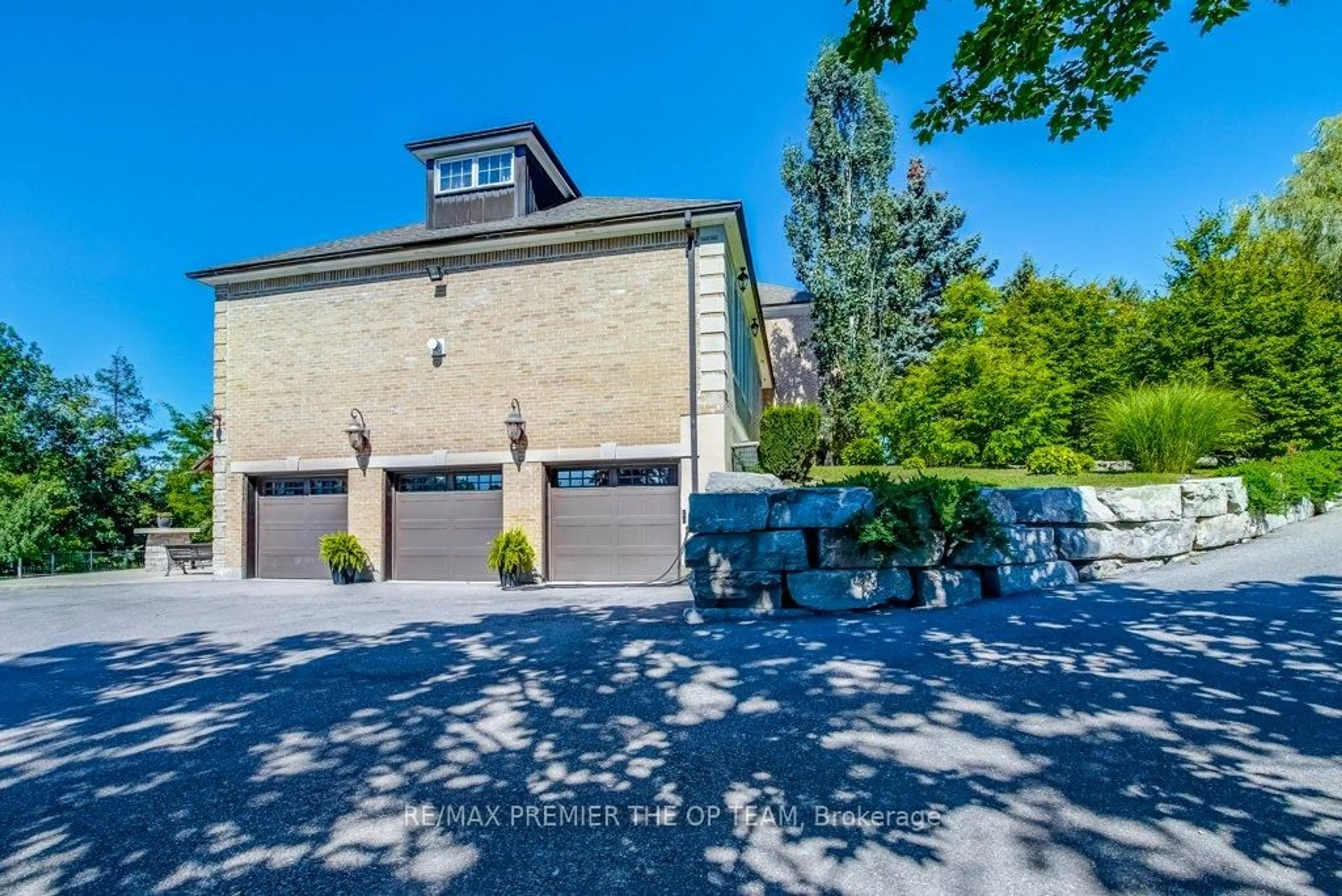 A pic from outside/outdoor area/front of a property/back of a property/a pic from drone, street for 118 Cowan Dr, Vaughan Ontario L4L 3E9