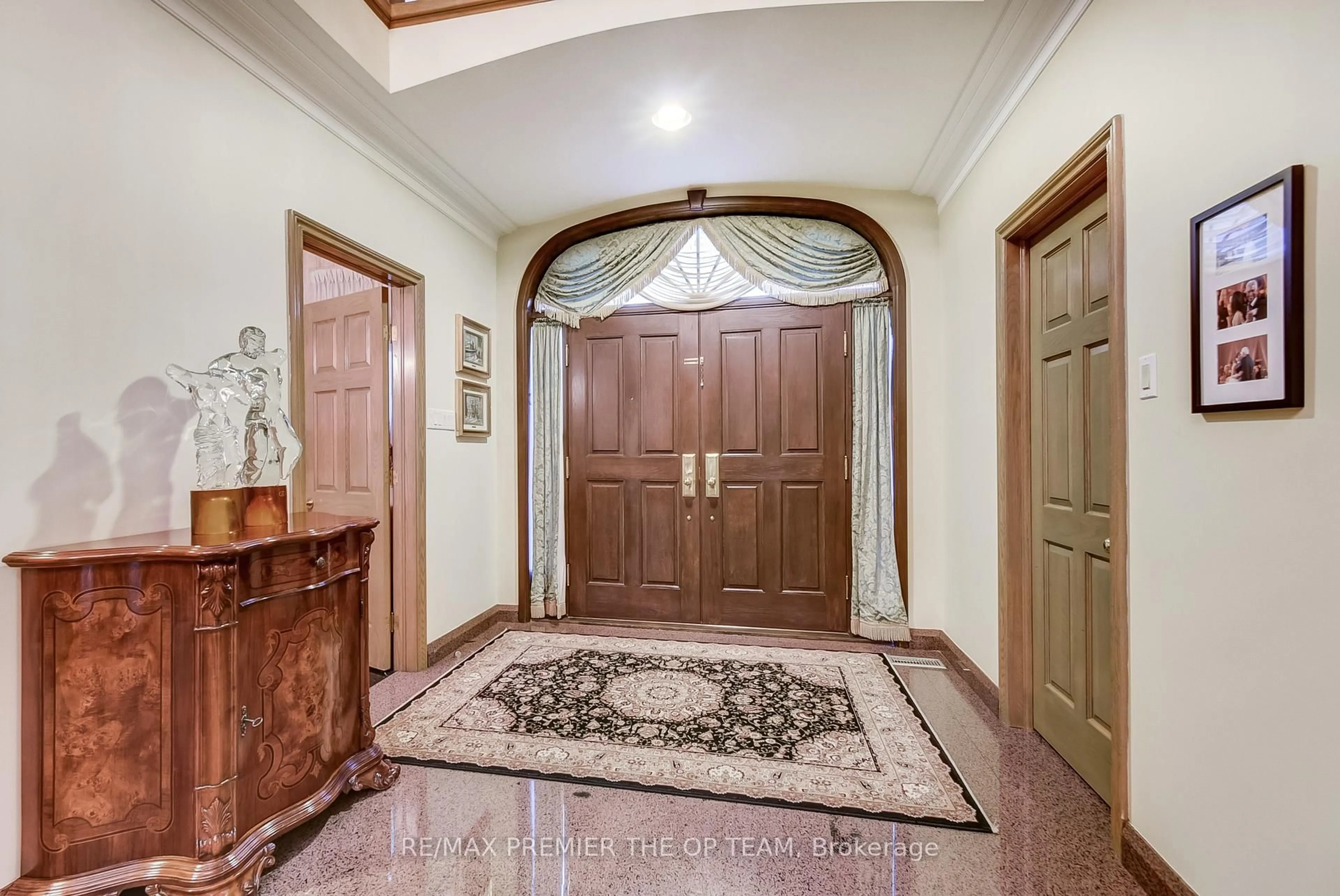 Indoor foyer for 118 Cowan Dr, Vaughan Ontario L4L 3E9