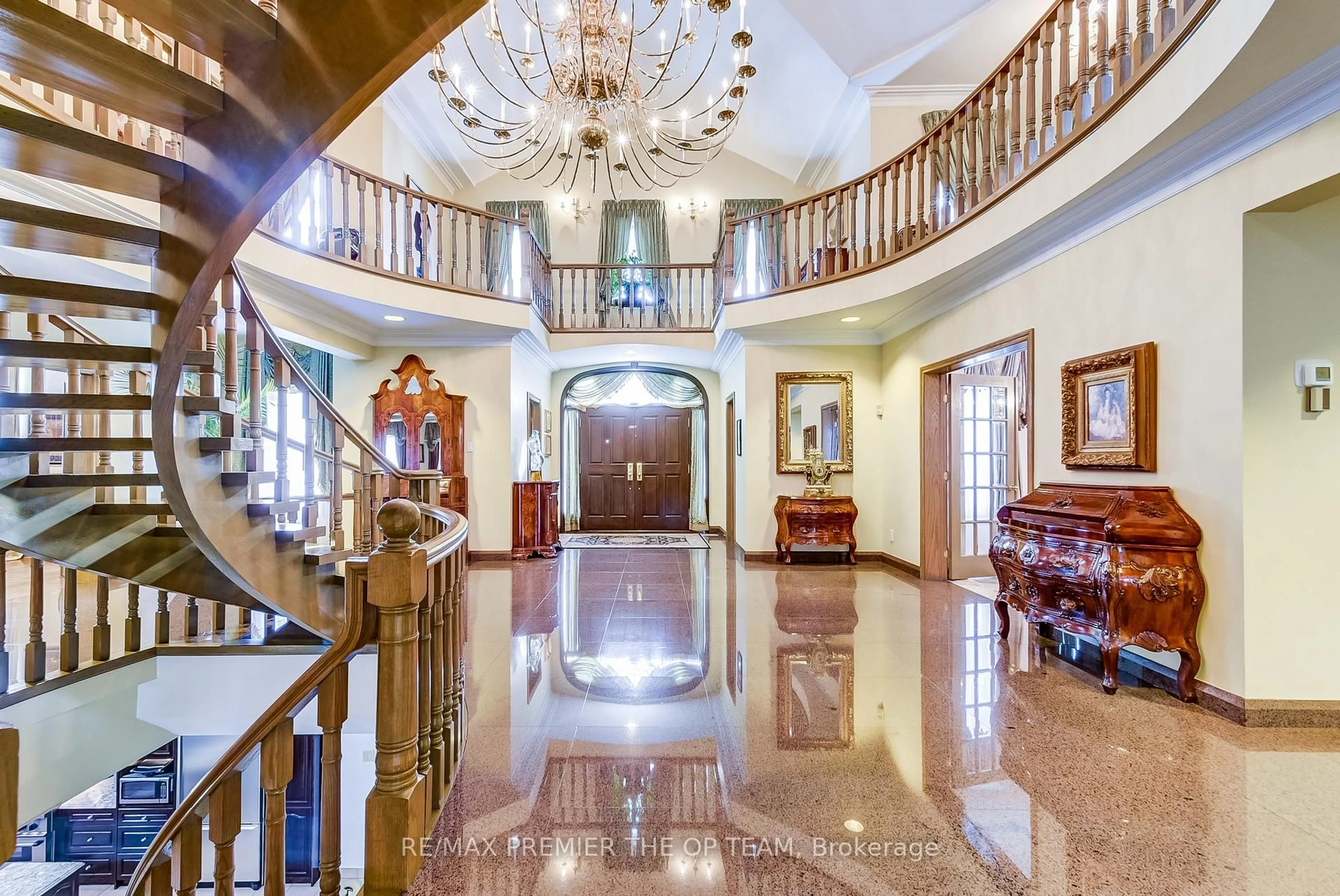 Indoor foyer for 118 Cowan Dr, Vaughan Ontario L4L 3E9