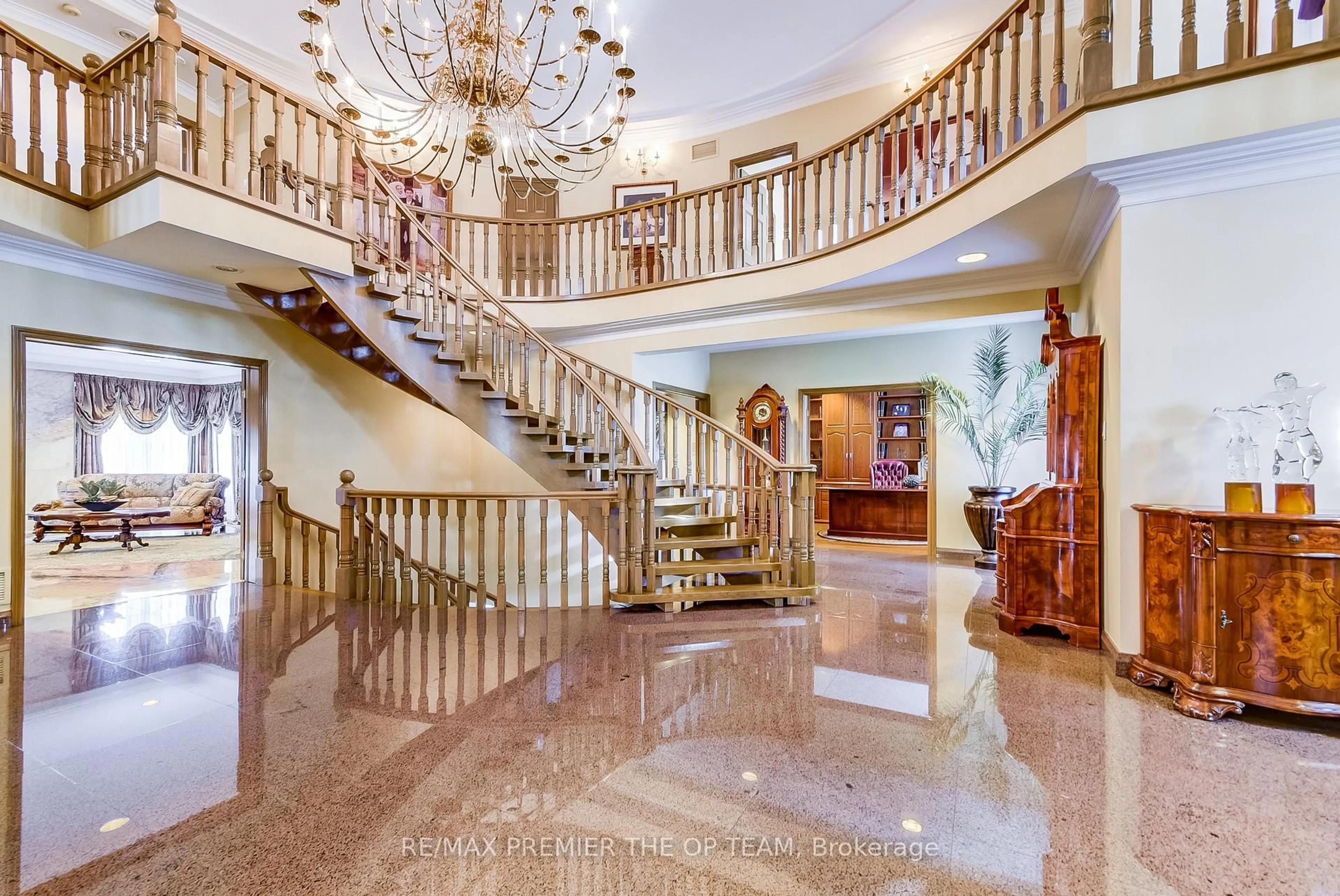 Indoor foyer for 118 Cowan Dr, Vaughan Ontario L4L 3E9