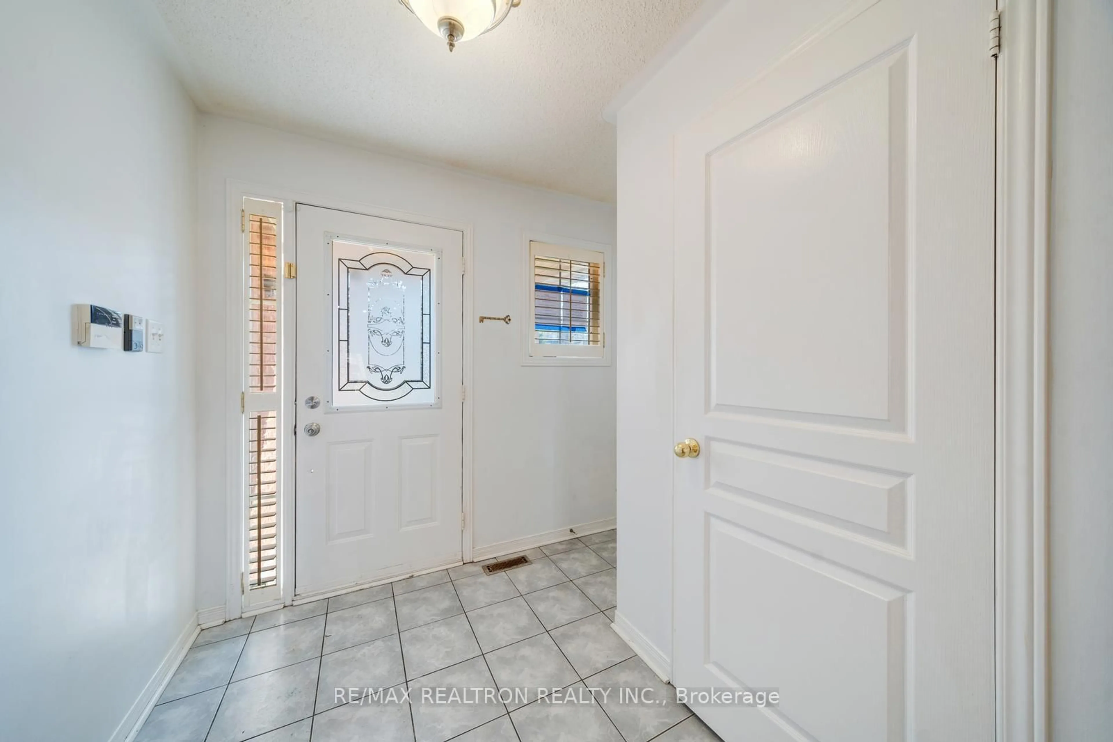 Indoor entryway for 60 Harmony Rd, Vaughan Ontario L4K 5G4