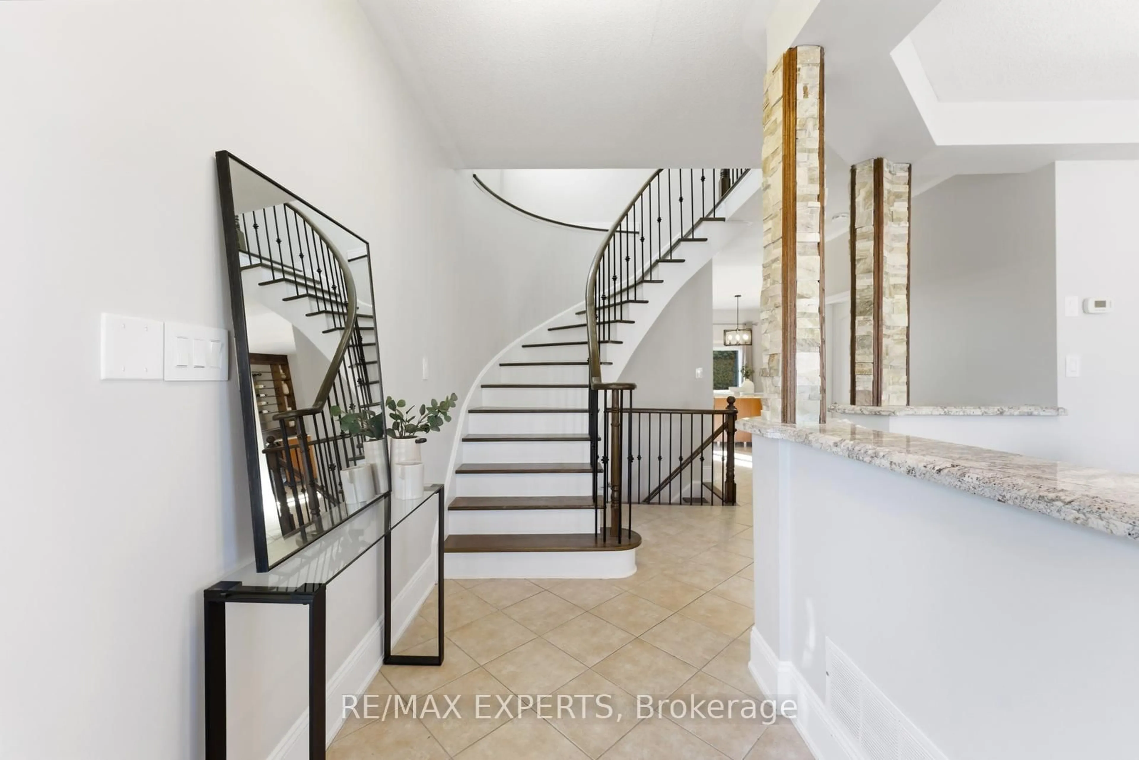 Indoor entryway for 219 Regency View Hts, Vaughan Ontario L6A 3V3