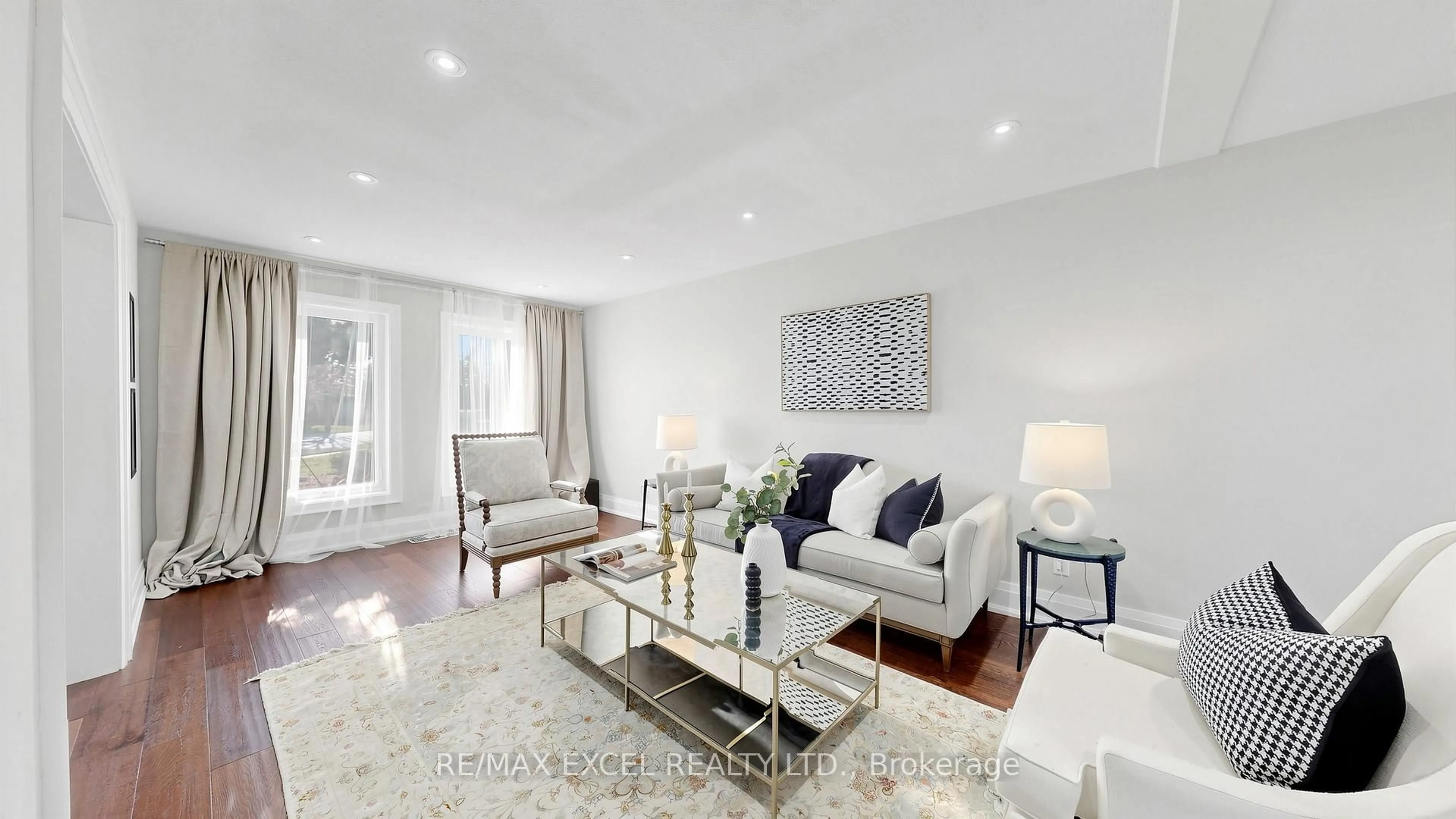 Living room with furniture, unknown for 43 Piccadilly Rd, Richmond Hill Ontario L4B 1S9