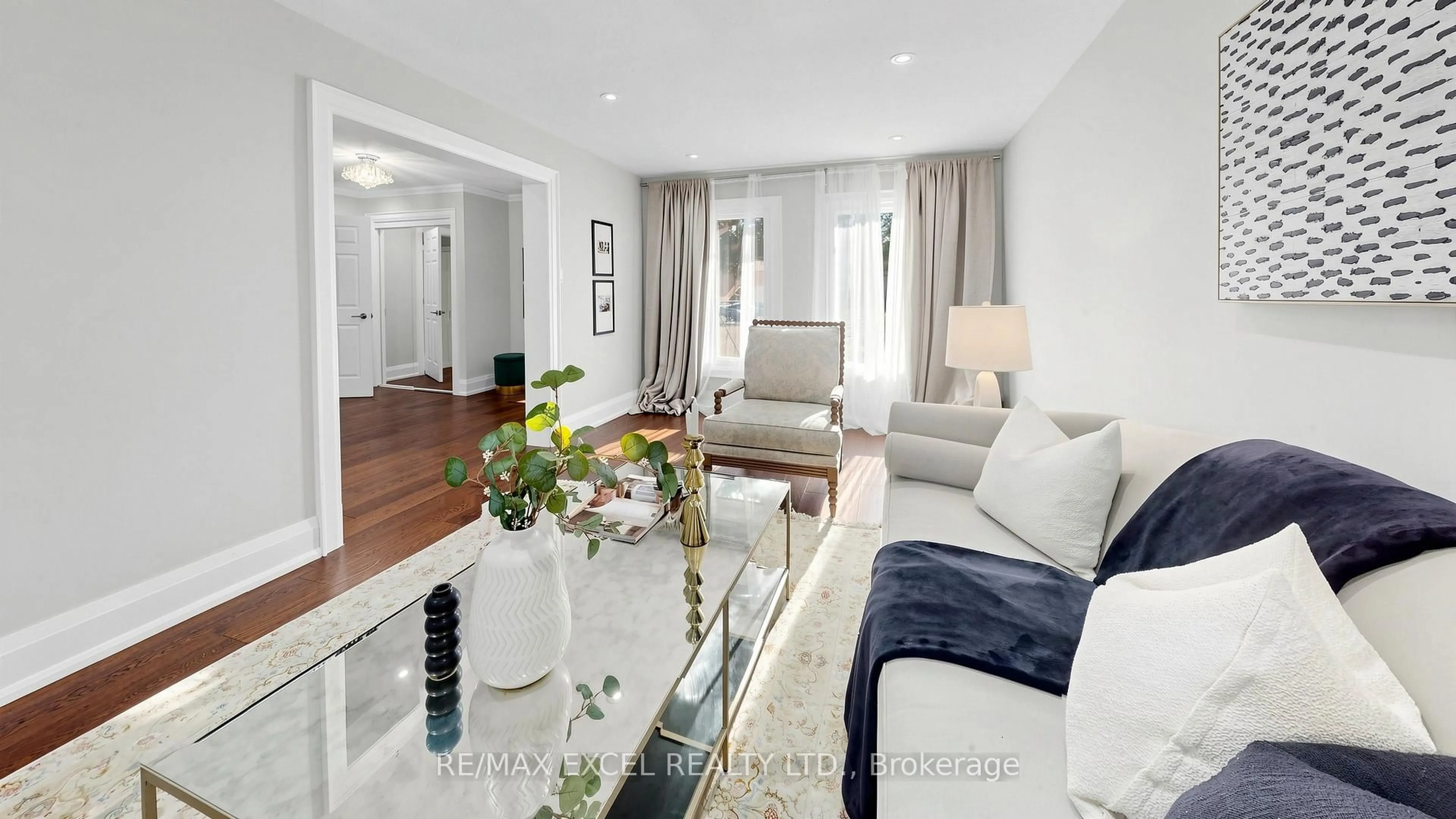 Living room with furniture, wood/laminate floor for 43 Piccadilly Rd, Richmond Hill Ontario L4B 1S9