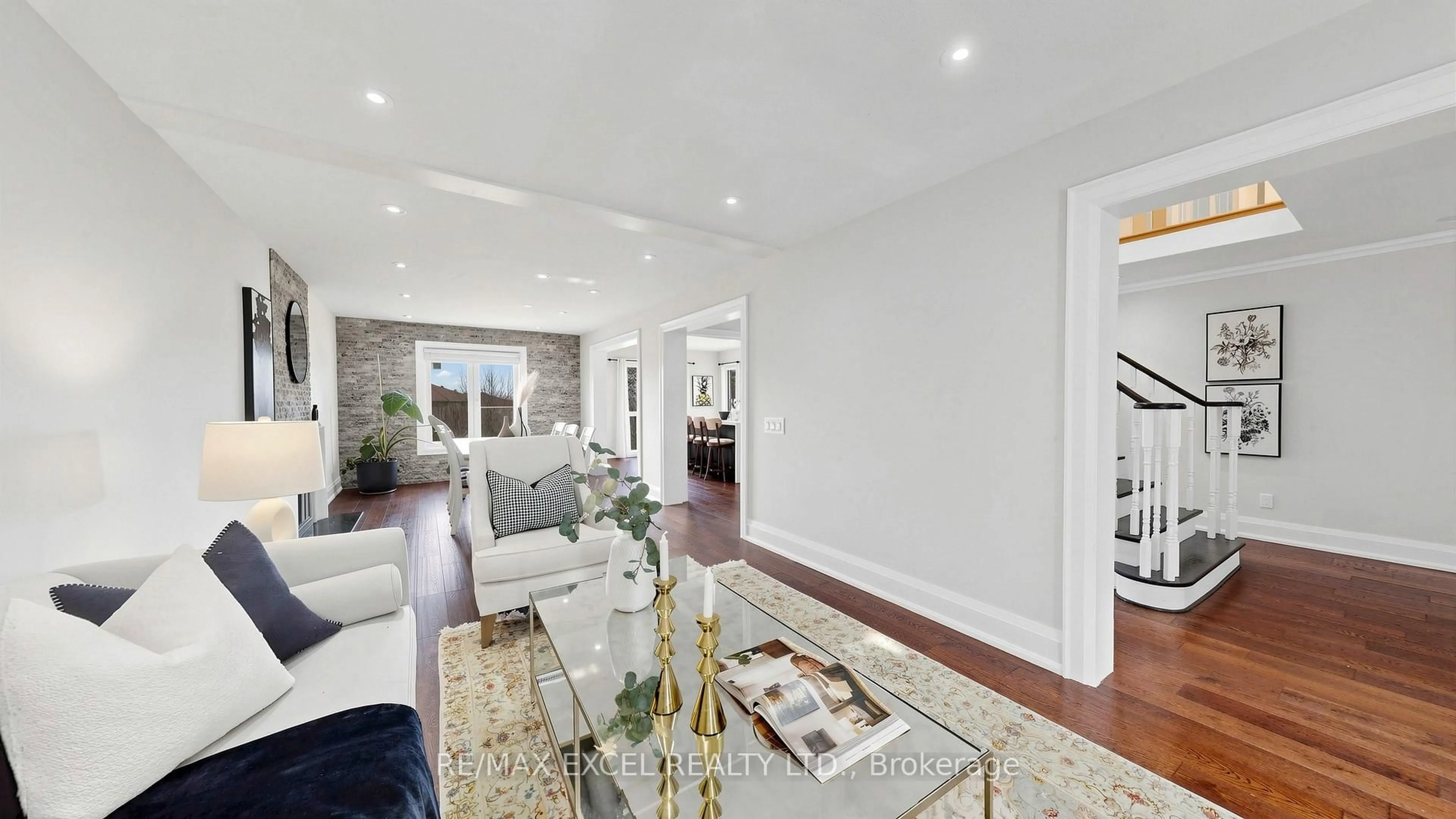 Living room with furniture, unknown for 43 Piccadilly Rd, Richmond Hill Ontario L4B 1S9