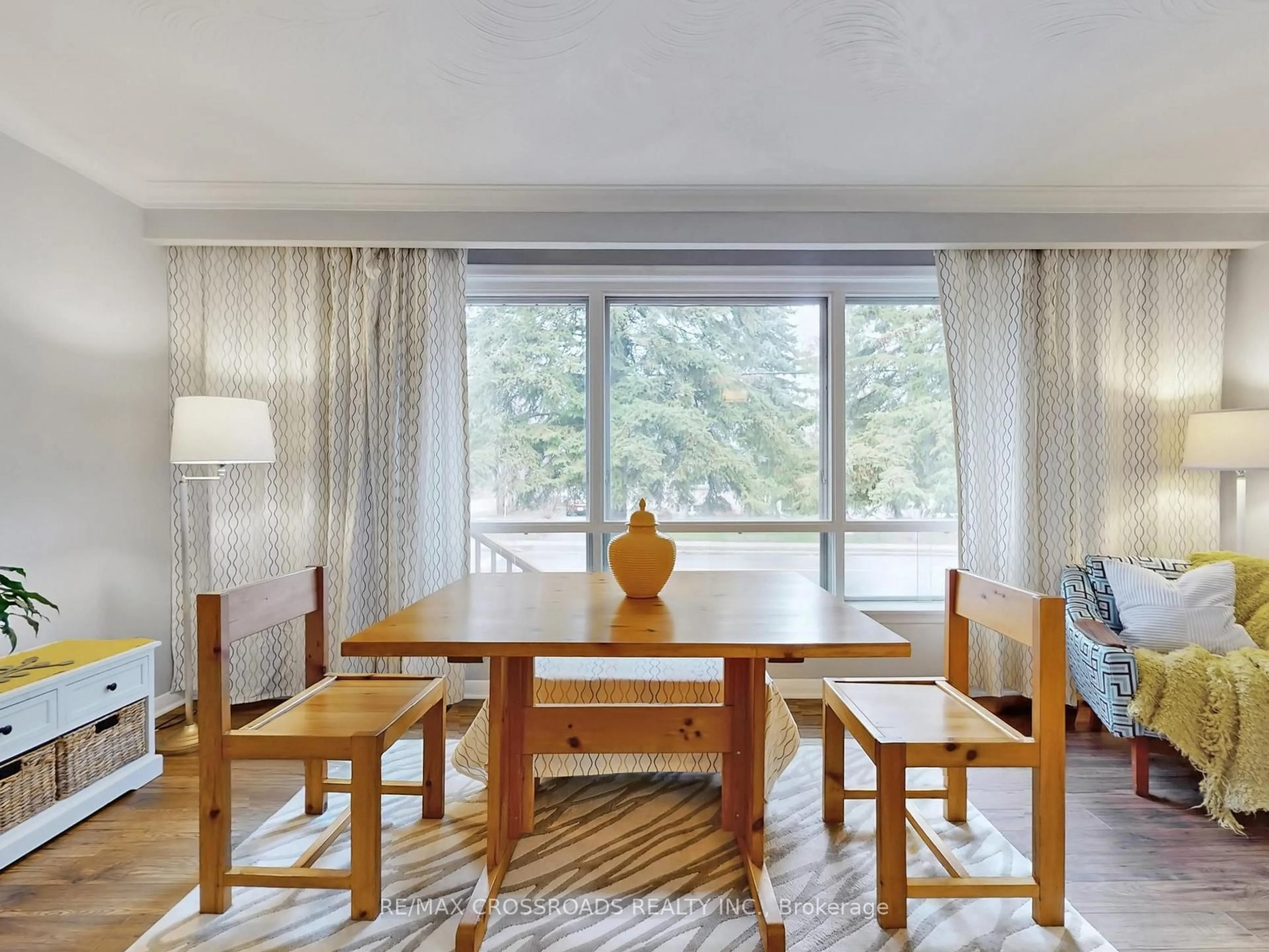 Dining room, wood/laminate floor for 366 Palmer Ave, Richmond Hill Ontario L4C 1P6