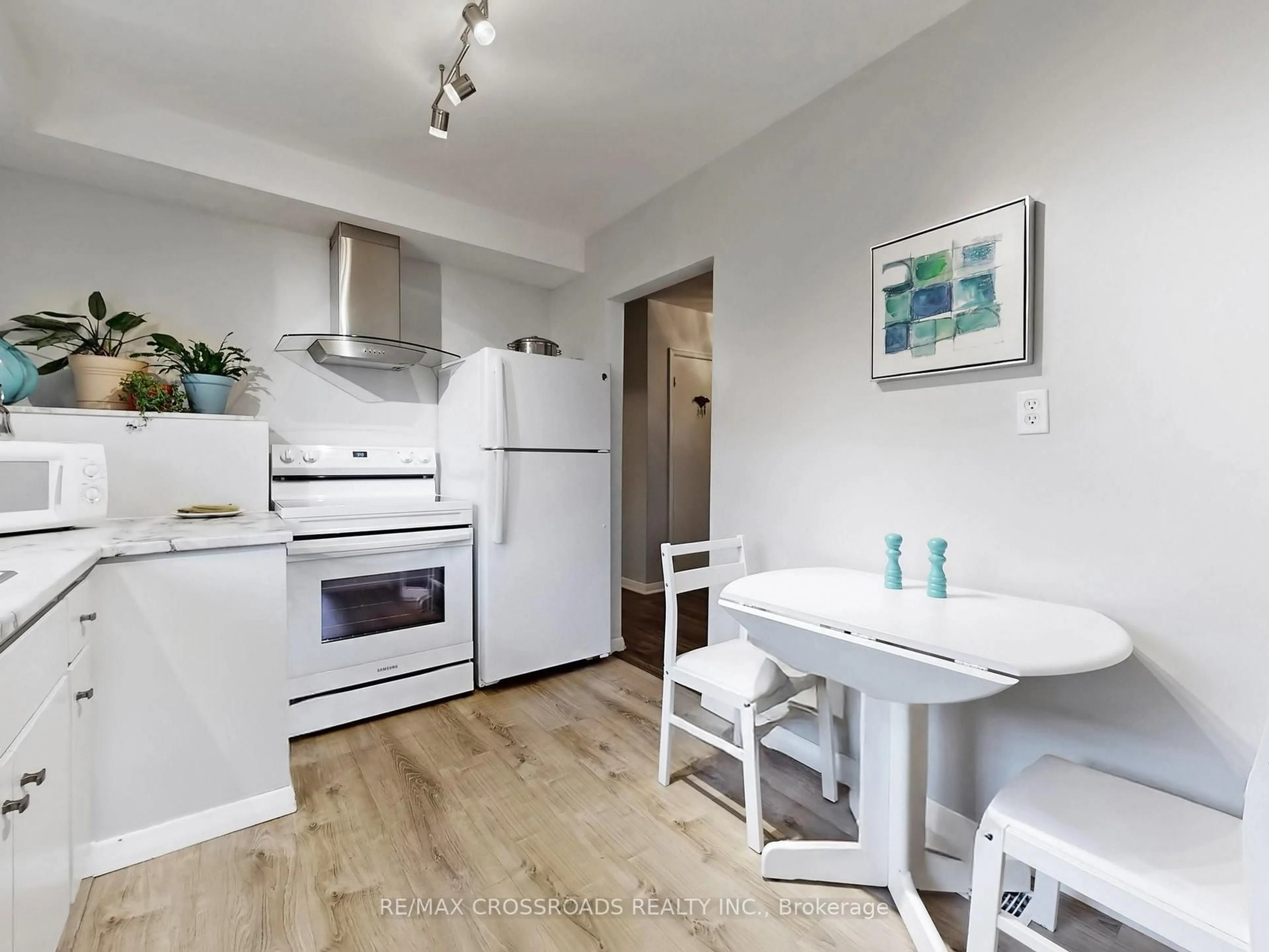 Standard kitchen, wood/laminate floor for 366 Palmer Ave, Richmond Hill Ontario L4C 1P6