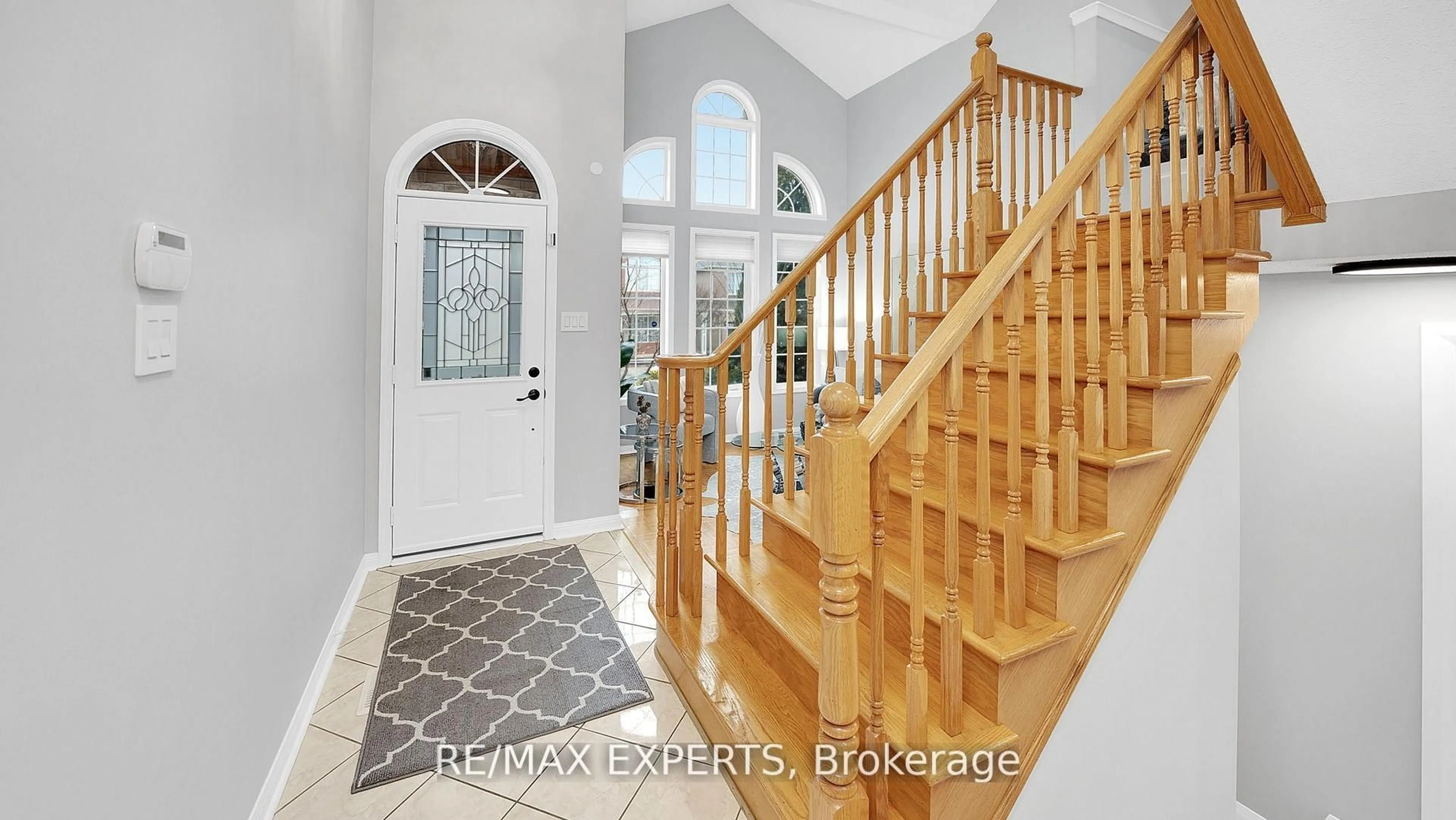 Indoor entryway for 11 Crew Cres, Vaughan Ontario L6A 3E9