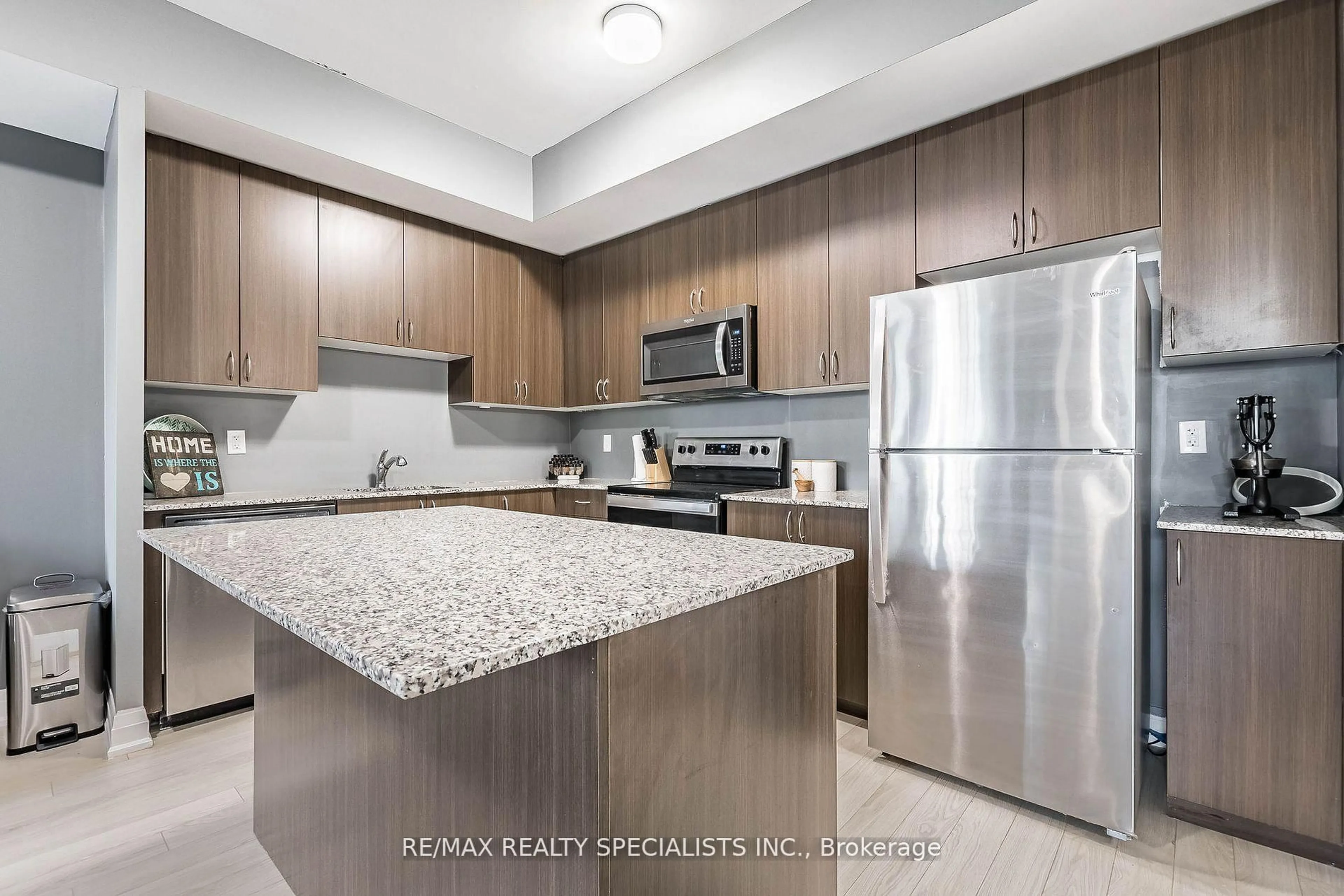 Standard kitchen, ceramic/tile floor for 5279 Highway 7 #402 B, Vaughan Ontario L4L 1T4