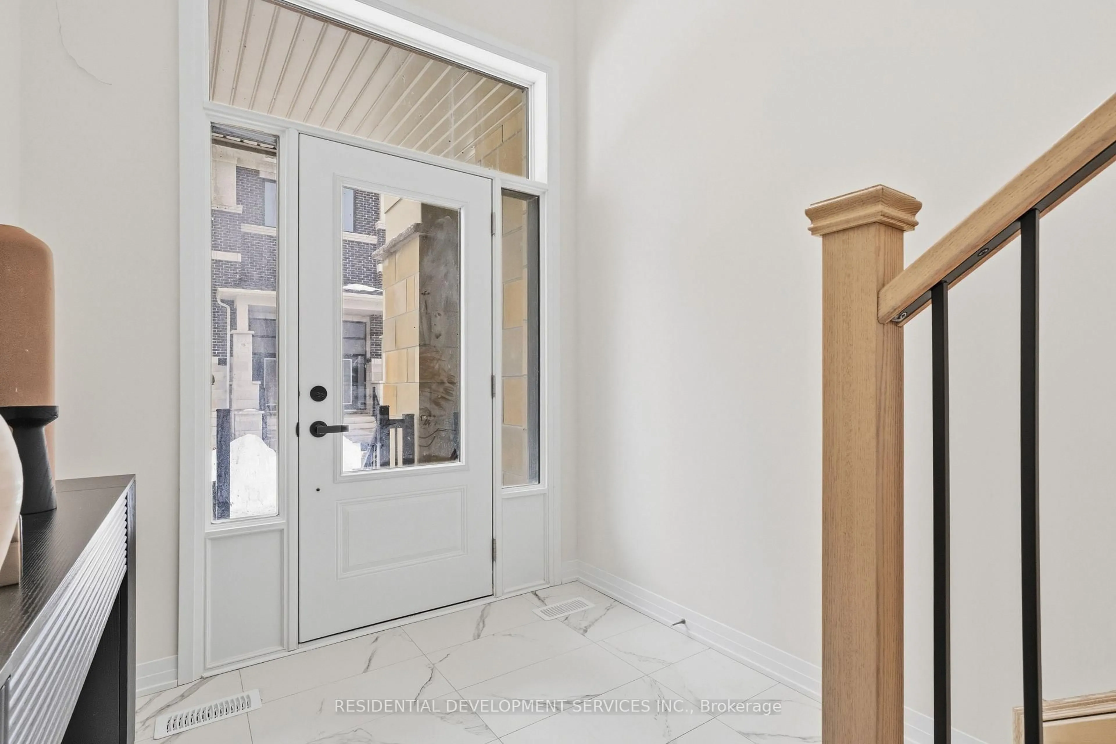 Indoor entryway for 9 Norman Fleming Lane, Richmond Hill Ontario L4S 1N4