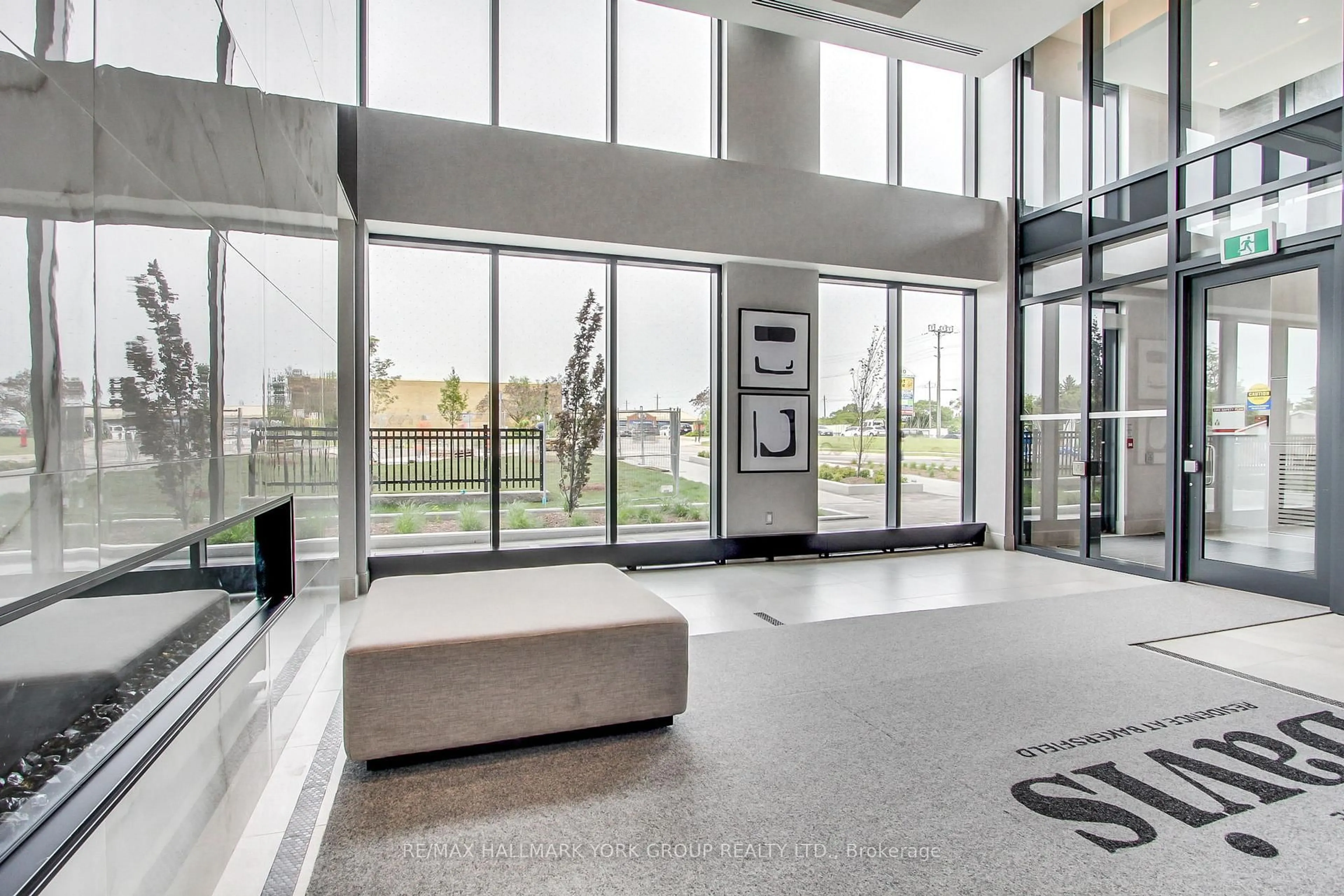 Indoor foyer for 185 Deerfield Rd #419, Newmarket Ontario L3Y 0G7