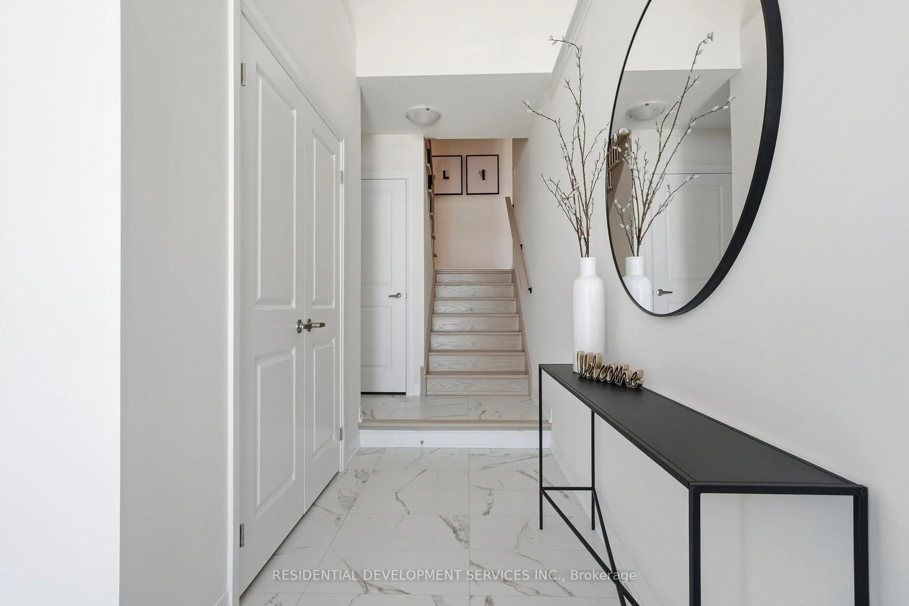 Indoor entryway for 11379 Leslie St, Richmond Hill Ontario L4S 0P3