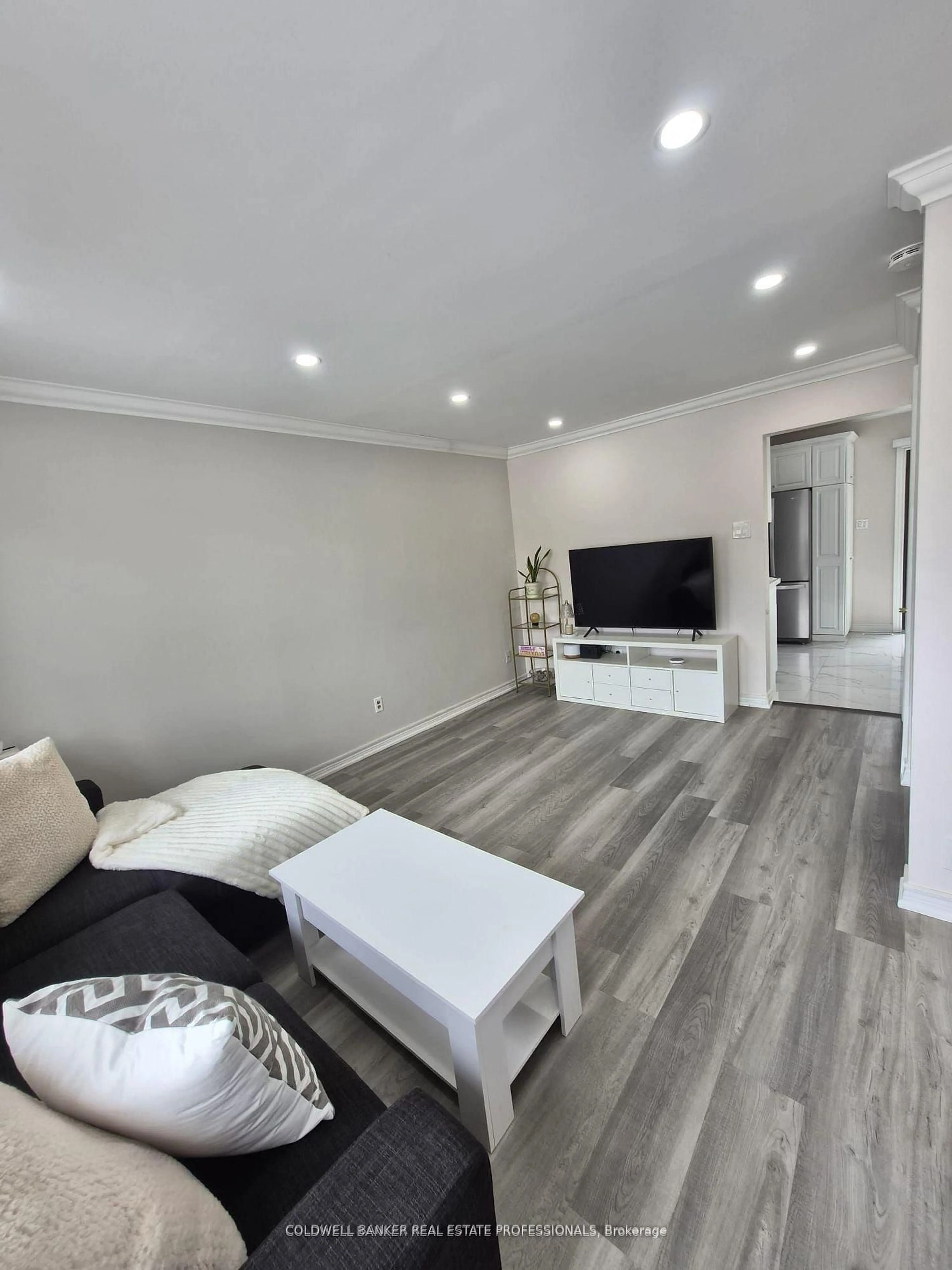 Living room with furniture, wood/laminate floor for 781 Sunnypoint Dr, Newmarket Ontario L3Y 2Z7