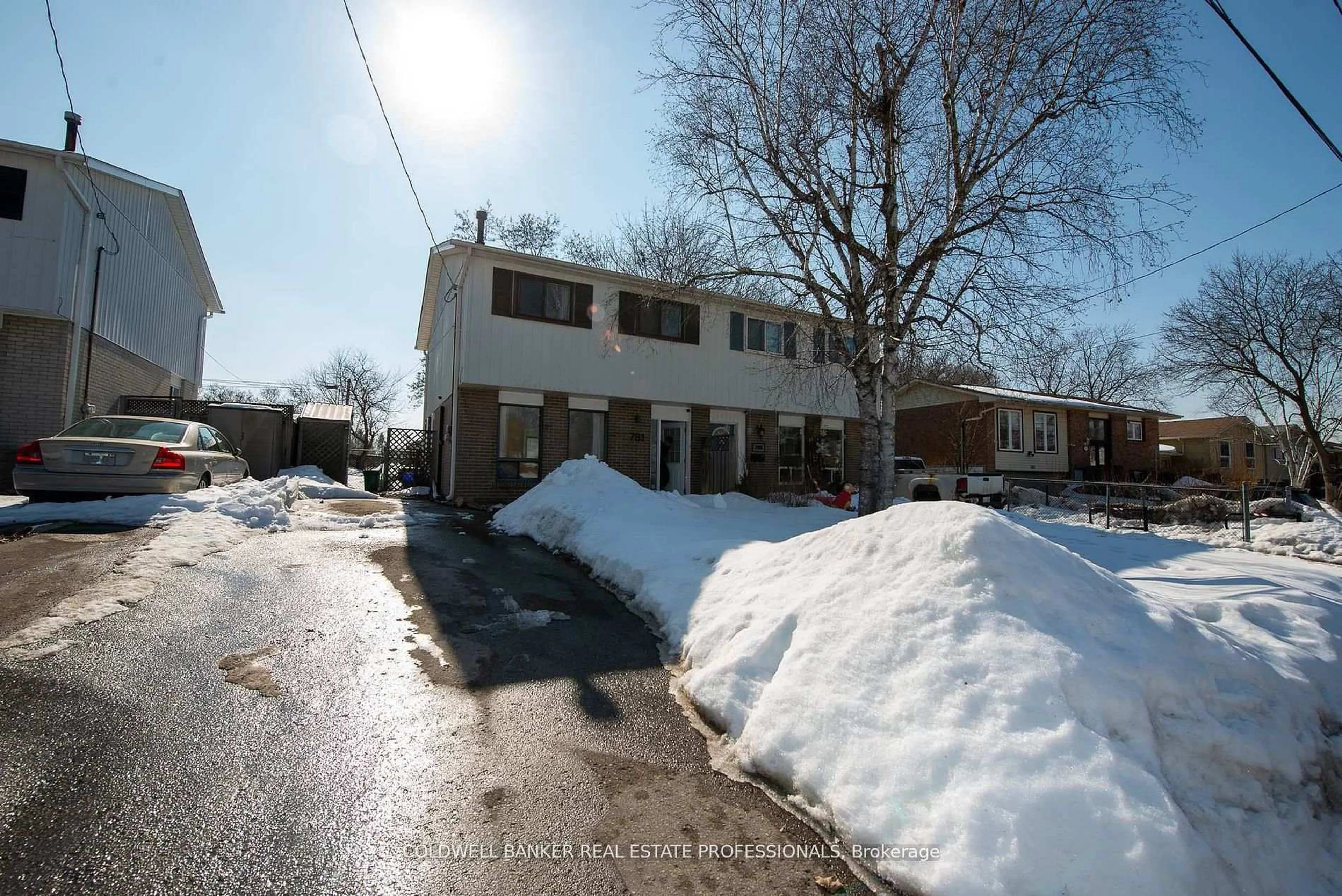 A pic from outside/outdoor area/front of a property/back of a property/a pic from drone, street for 781 Sunnypoint Dr, Newmarket Ontario L3Y 2Z7