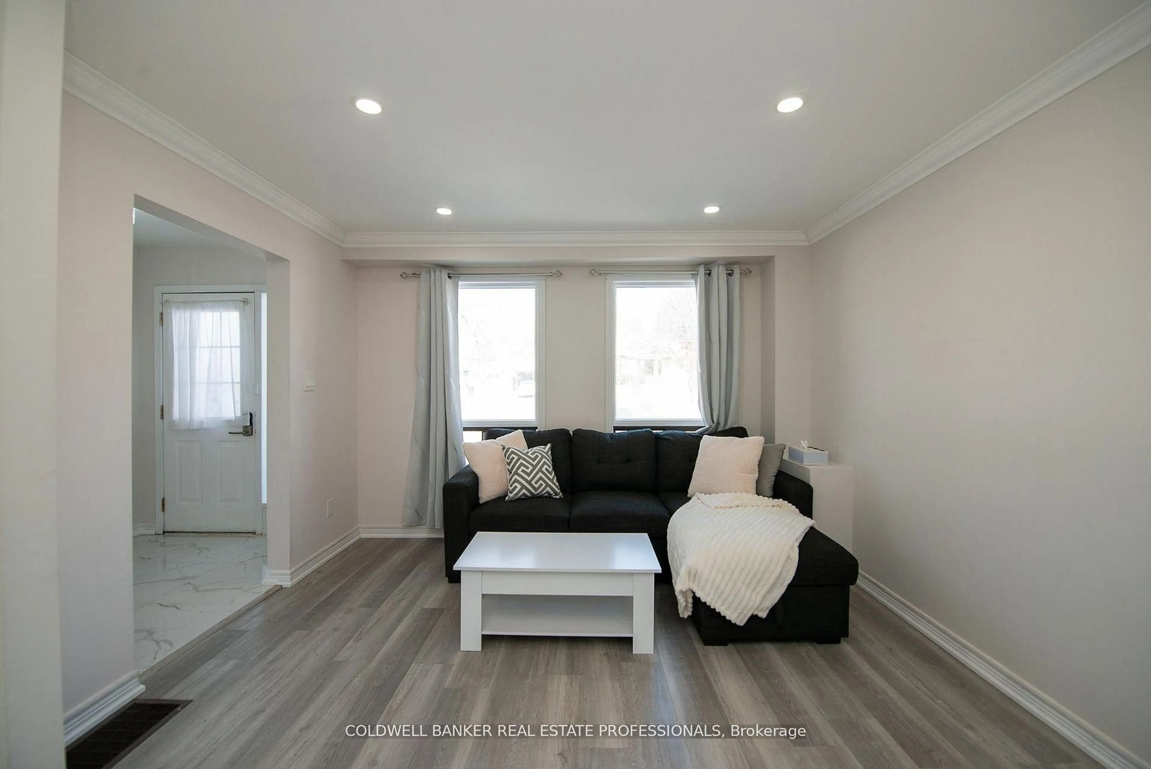 Living room with furniture, wood/laminate floor for 781 Sunnypoint Dr, Newmarket Ontario L3Y 2Z7