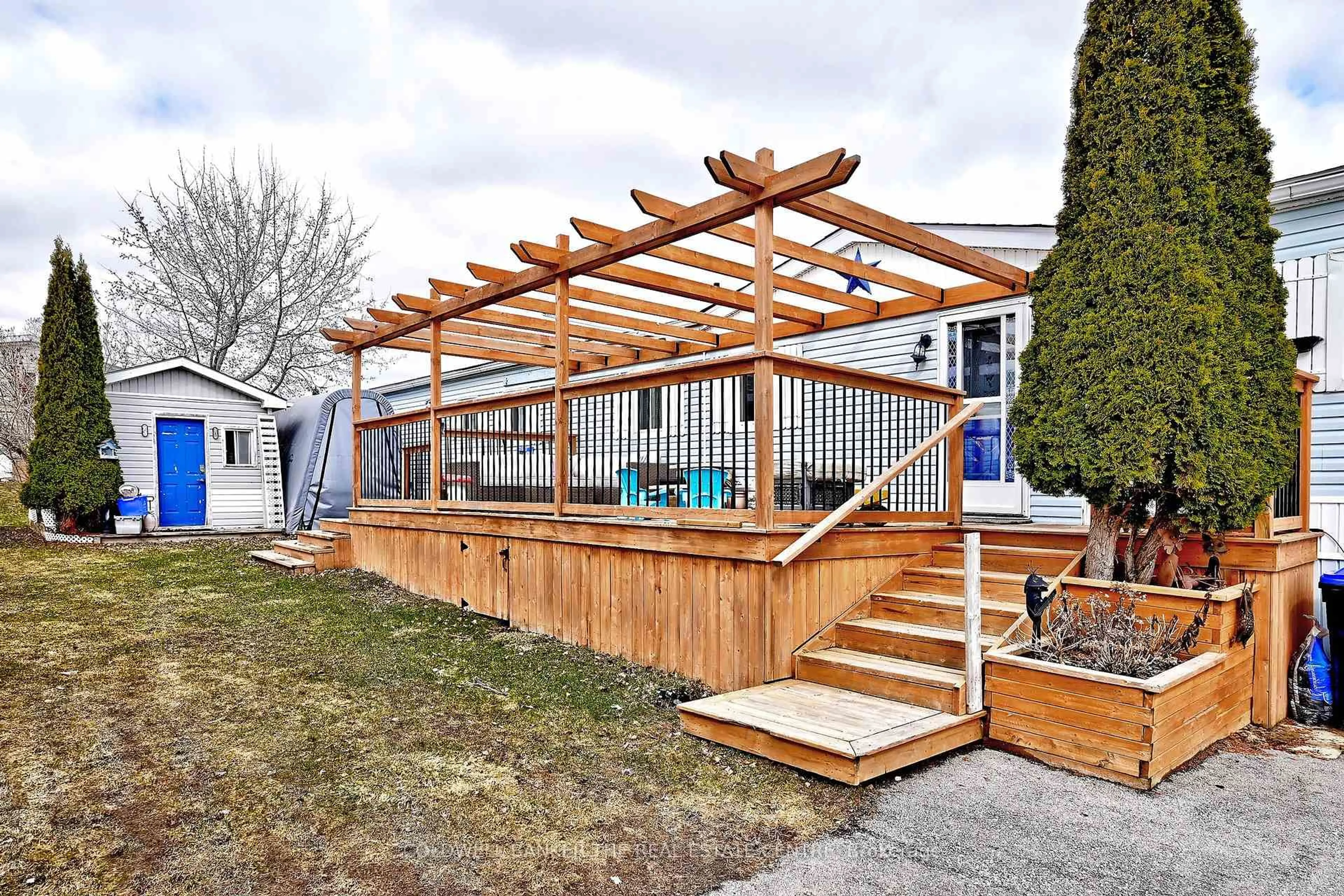 Patio, street for 22 Sunrise Circ, Bradford West Gwillimbury Ontario L3Z 3W9