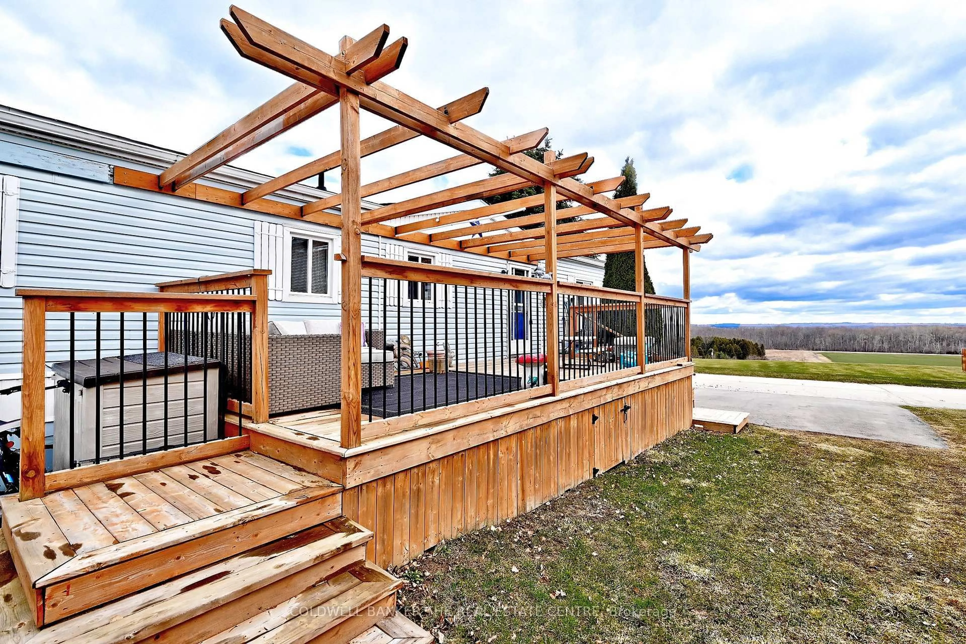 Patio, building for 22 Sunrise Circ, Bradford West Gwillimbury Ontario L3Z 3W9