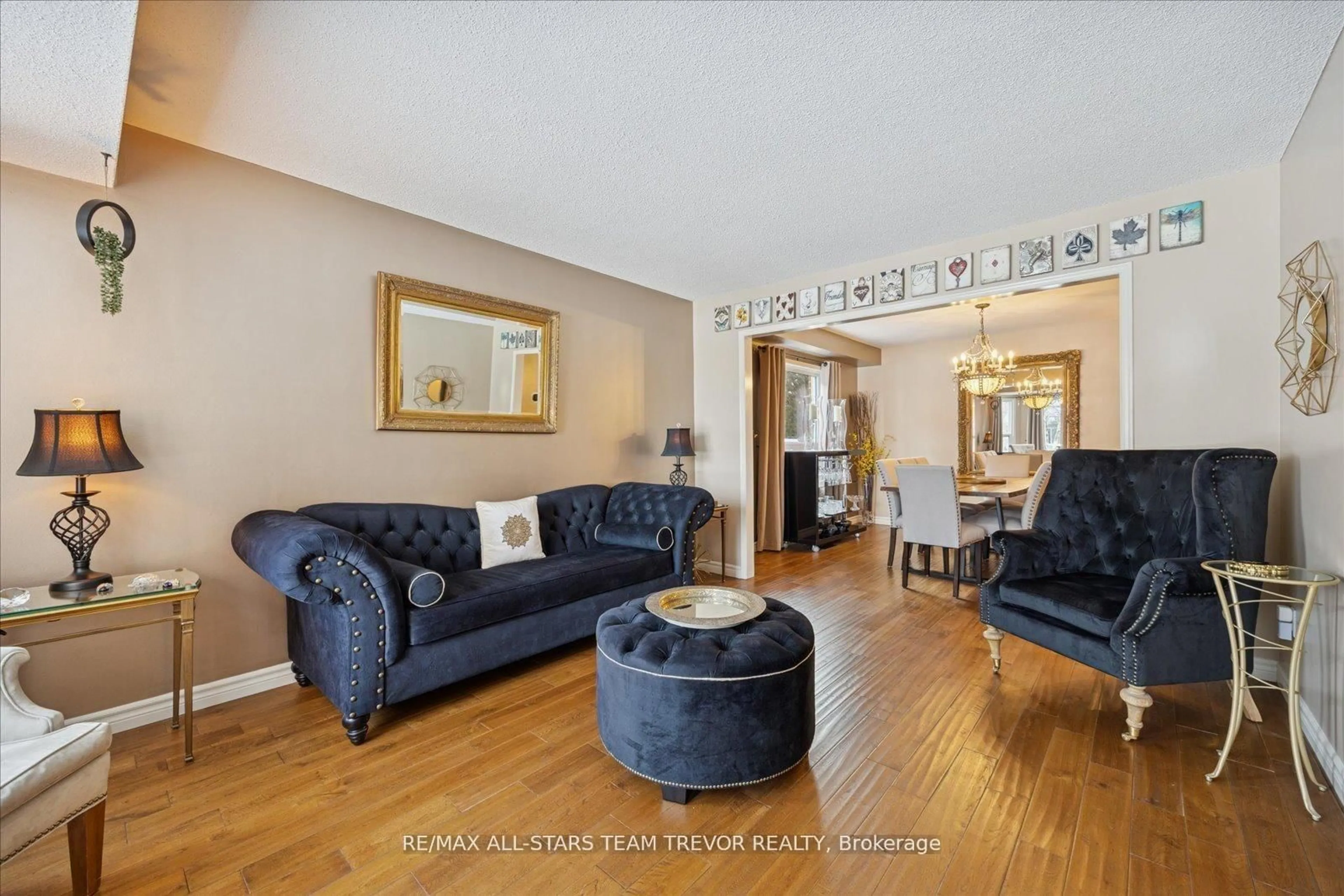 Living room with furniture, unknown for 22 Chartwell Cres, Georgina Ontario L4P 3N8