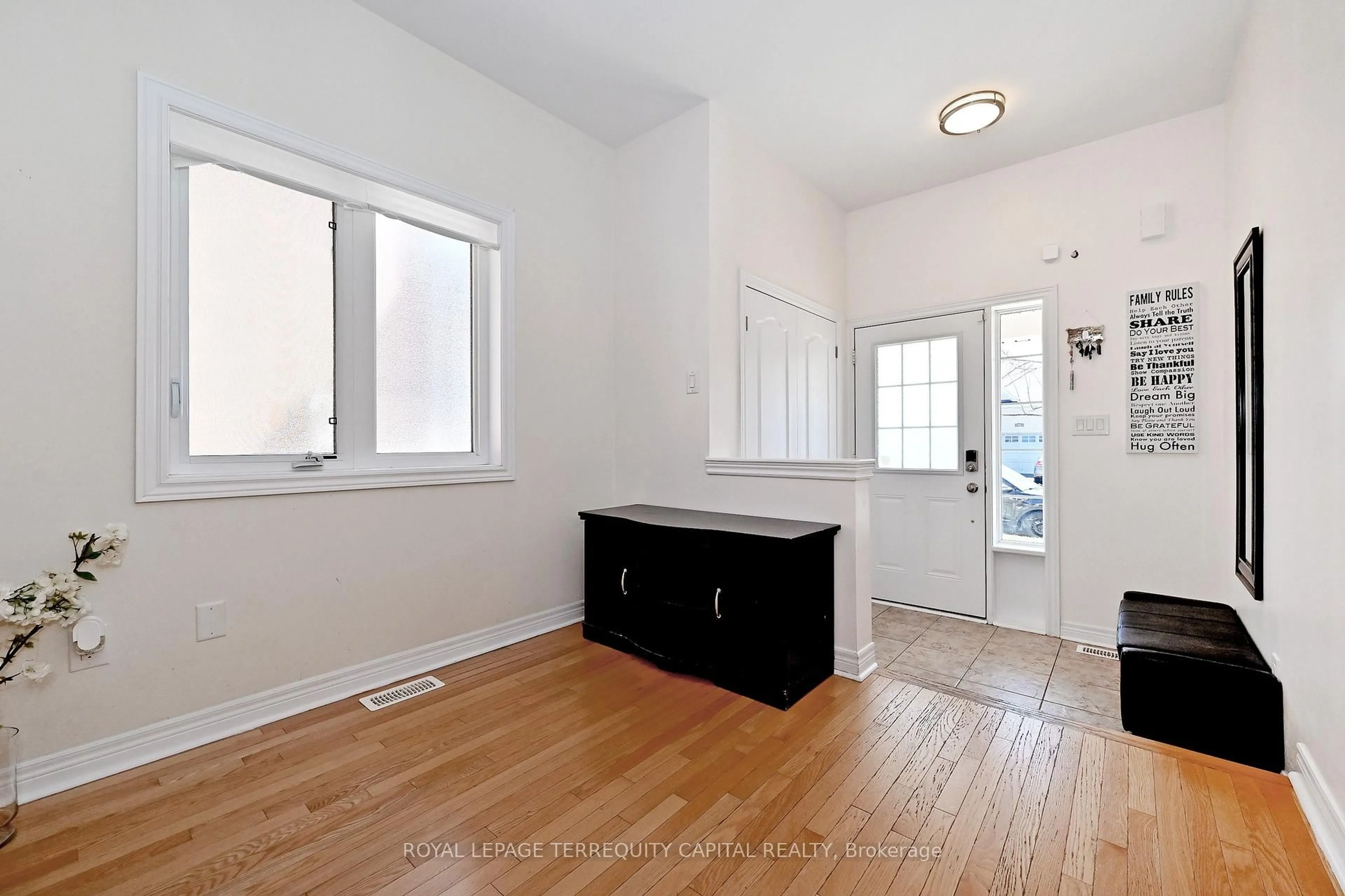 Indoor entryway for 70 Lealinds Rd, Vaughan Ontario L6A 0L9