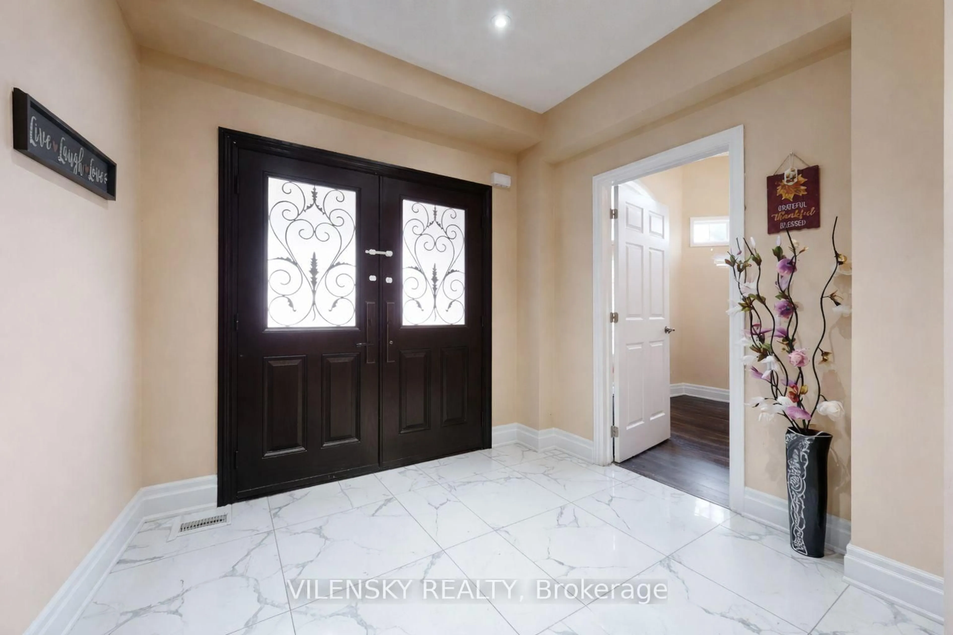 Indoor entryway for 2 Eminence Rd, Vaughan Ontario L4K 5G2